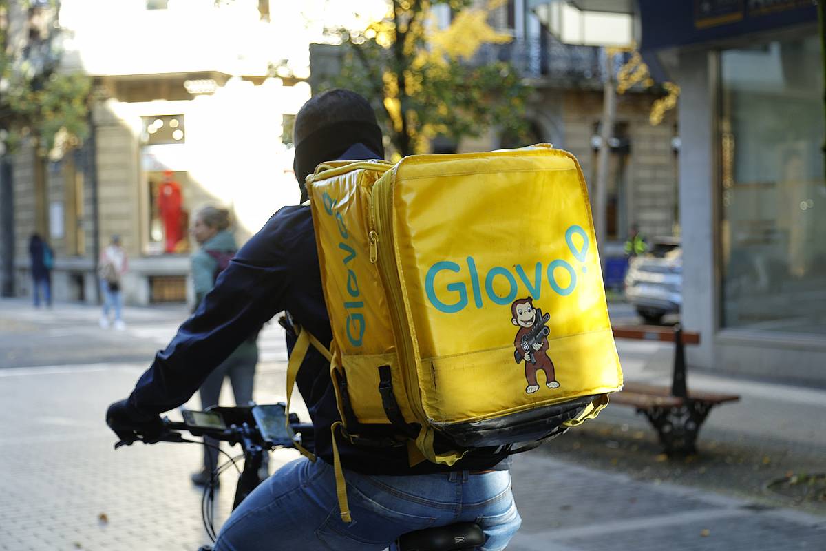 Glovoko banatzaile bat, iaz, Donostian. MAIALEN ANDRES / FOKU
