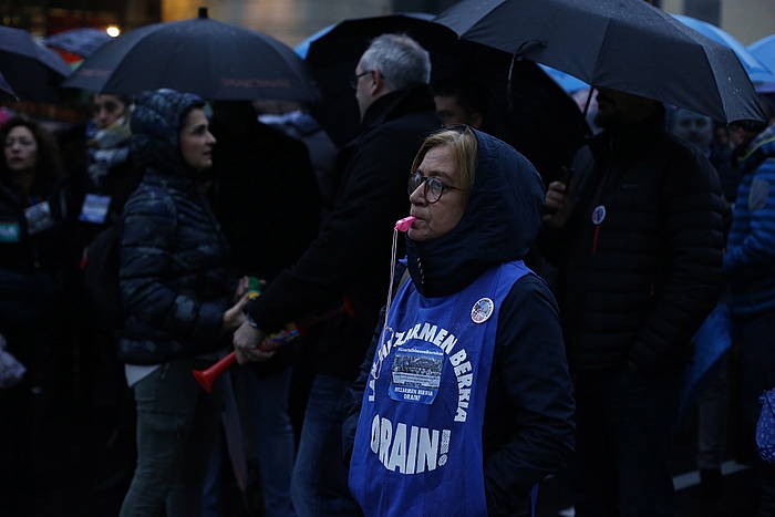 Eskola erlijiosoetako langile bat protestan, Bilbon. ARITZ LOIOLA, FOKU