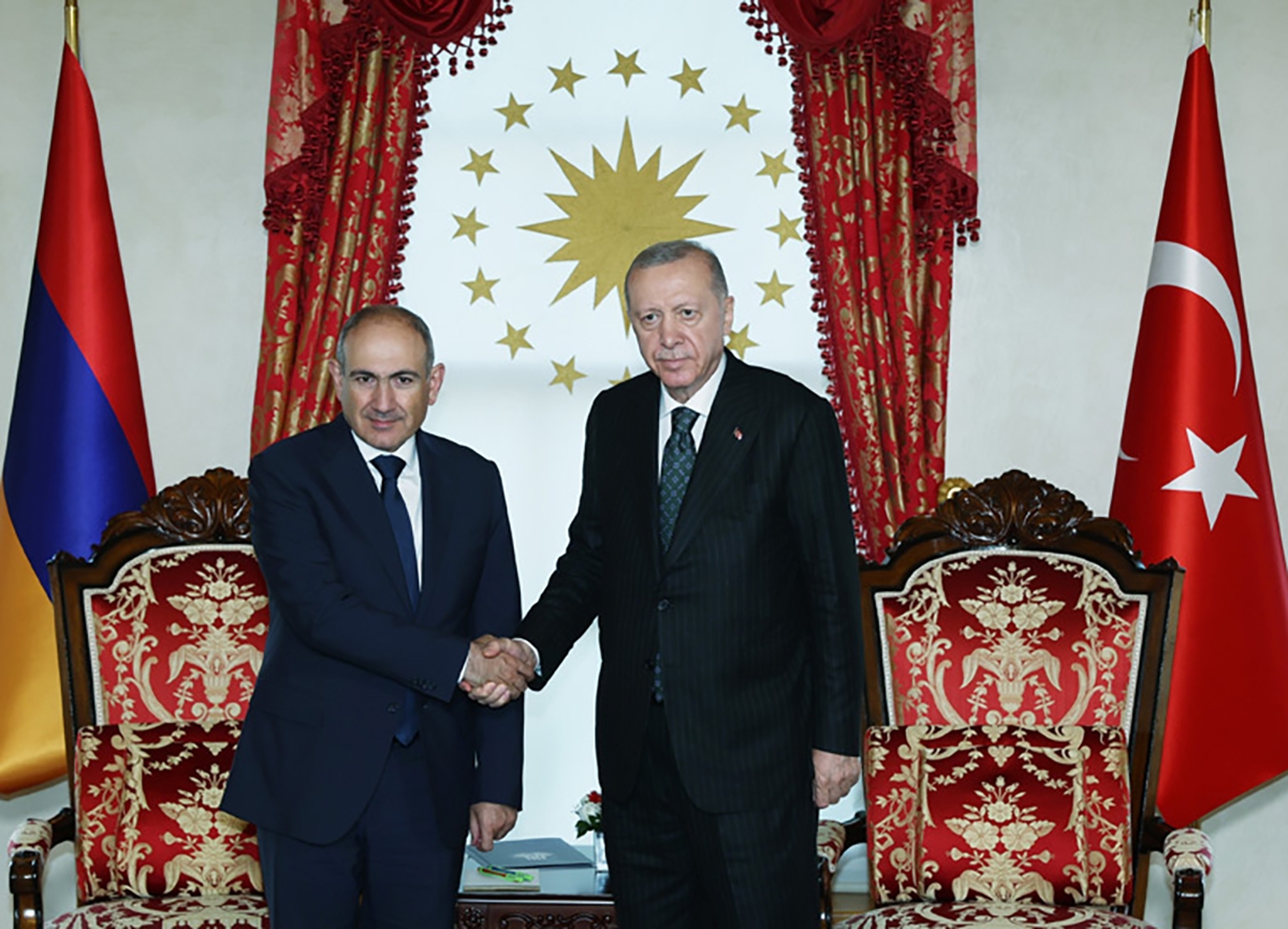 Paxinian Armeniako lehen ministroa eta Erdogan Turkiako presidentea, gaur, Istanbulen. TURKIAKO PRESIDENTETZA