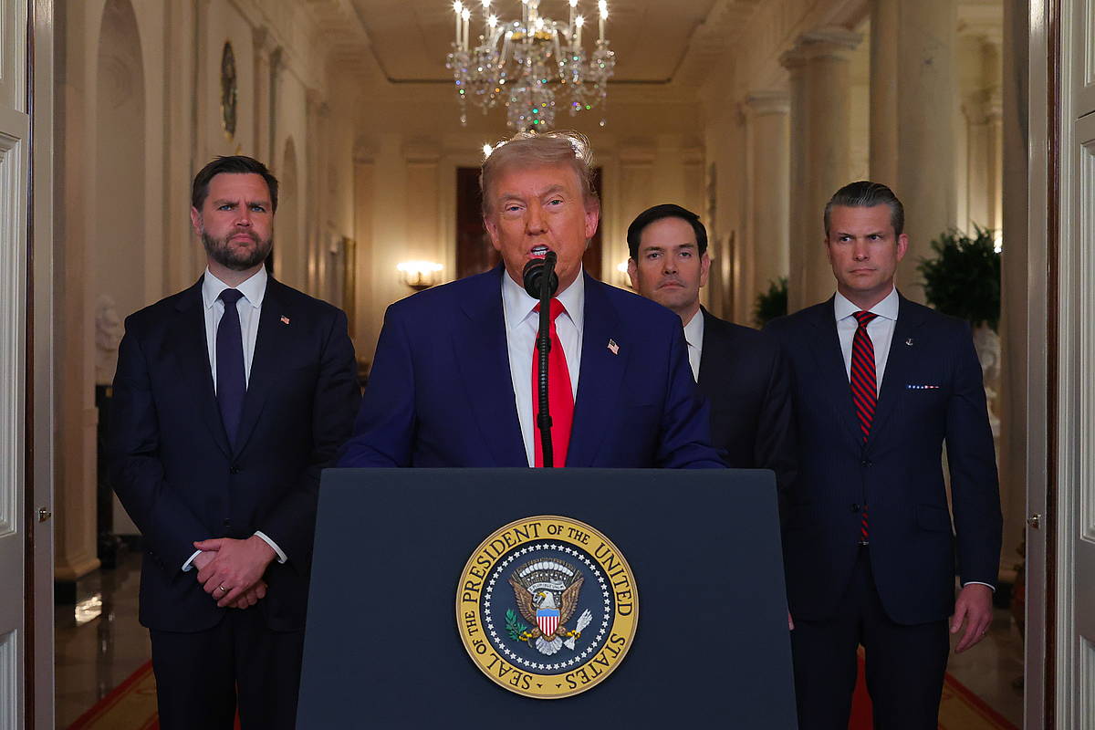 Donald Trumpen agerraldia, erasoen berri emateko. CARLOS BARRIA / EFE