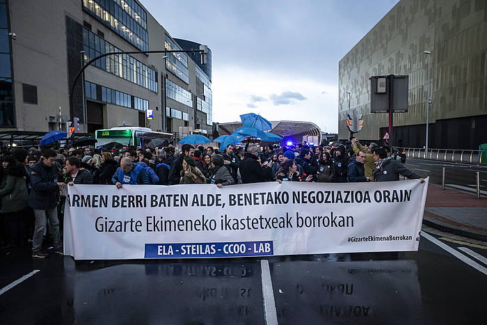 Kristau Eskolako langileen protesta, atzo, Bilbon. ARITZ LOIOLA, FOKU