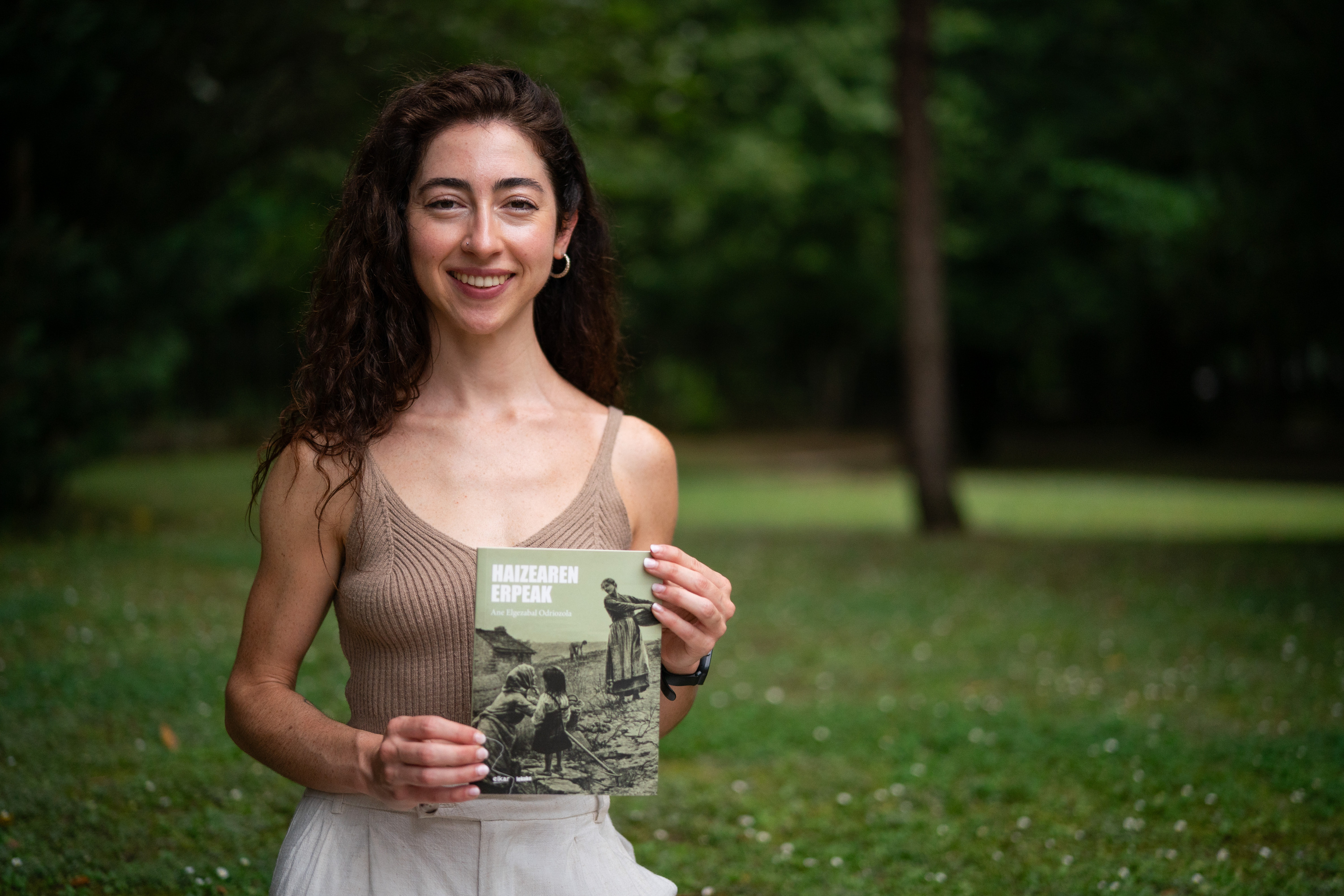 Ane Elgezabal 'Haizearen erpeak' liburuaren idazlea, astelehenean, Gernika-Lumon. ENDIKA PORTILLO / FOKU