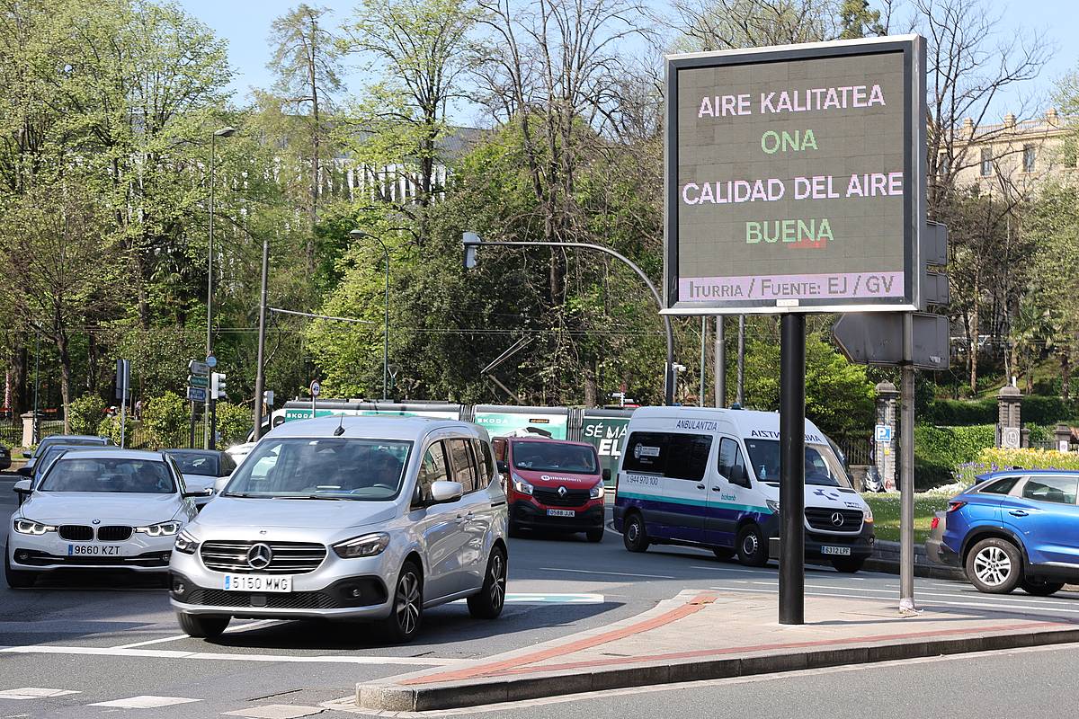 Airearen kalitateari buruzko informazioa ematen duen panel bat, Bilboko erdigunean, 2024ko apirilean.