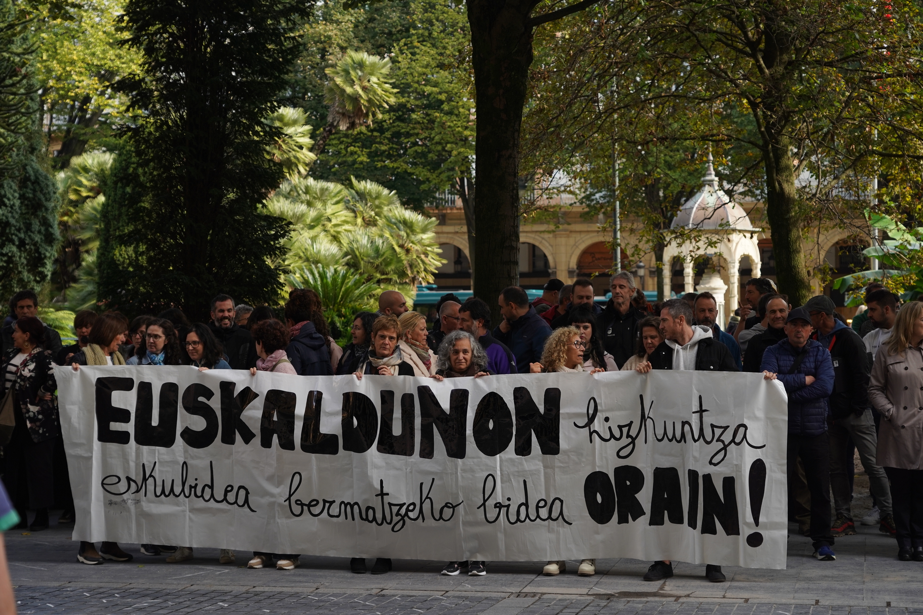 Hizkuntza eskubideen aldeko mobilizazio bat, Gipuzkoako Diputazioaren parean, artxiboko irudi batean. JON URBE / FOKU