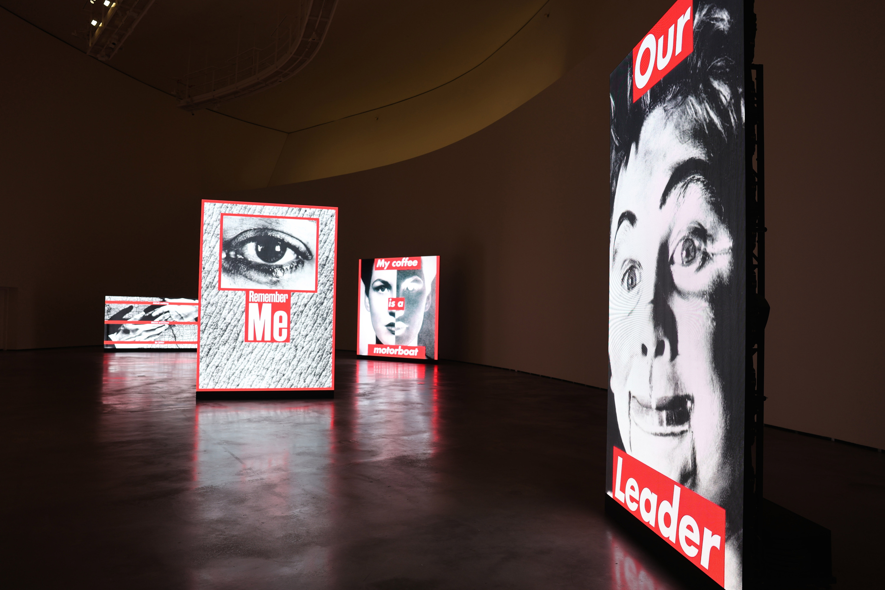 Barbara Krugerren hainbat pieza, Bilboko Guggenheim museoan. OSKAR MATXIN EDESA / FOKU