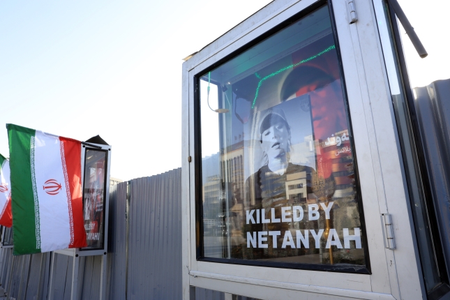 Israelek hildako pertsona baten aurpegia poster batean, gaur, Teheranen. ABEDIN TAHERKENAREH / EFE Israelek hildako pertsona baten aurpegia poster batean, gaur, Teheranen. ABEDIN TAHERKENAREH / EFE