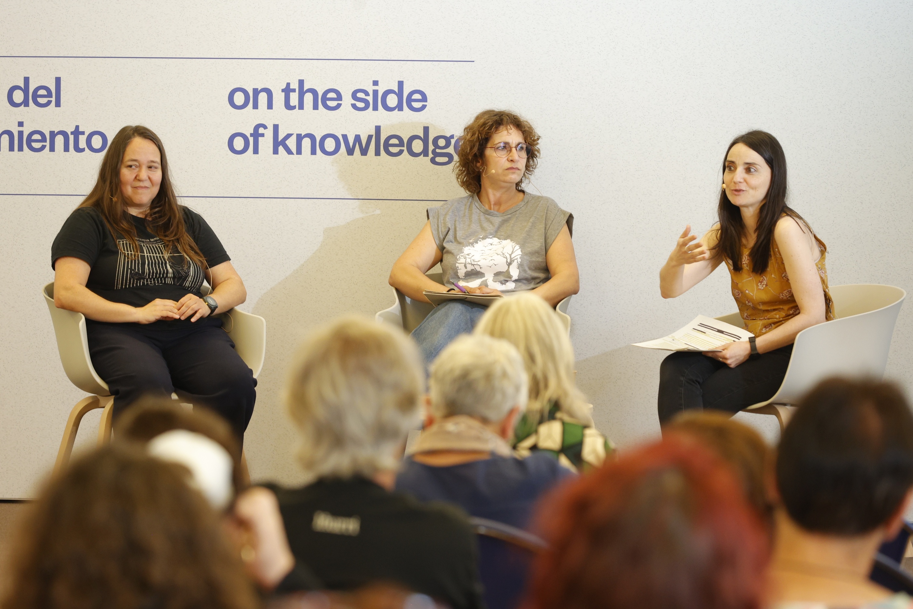 Katia Reimberg Castello, Josune Carramiñana Galvez eta Maria Ruiz Torrado mahai inguruan.  MAIALEN ANDRES / FOKU