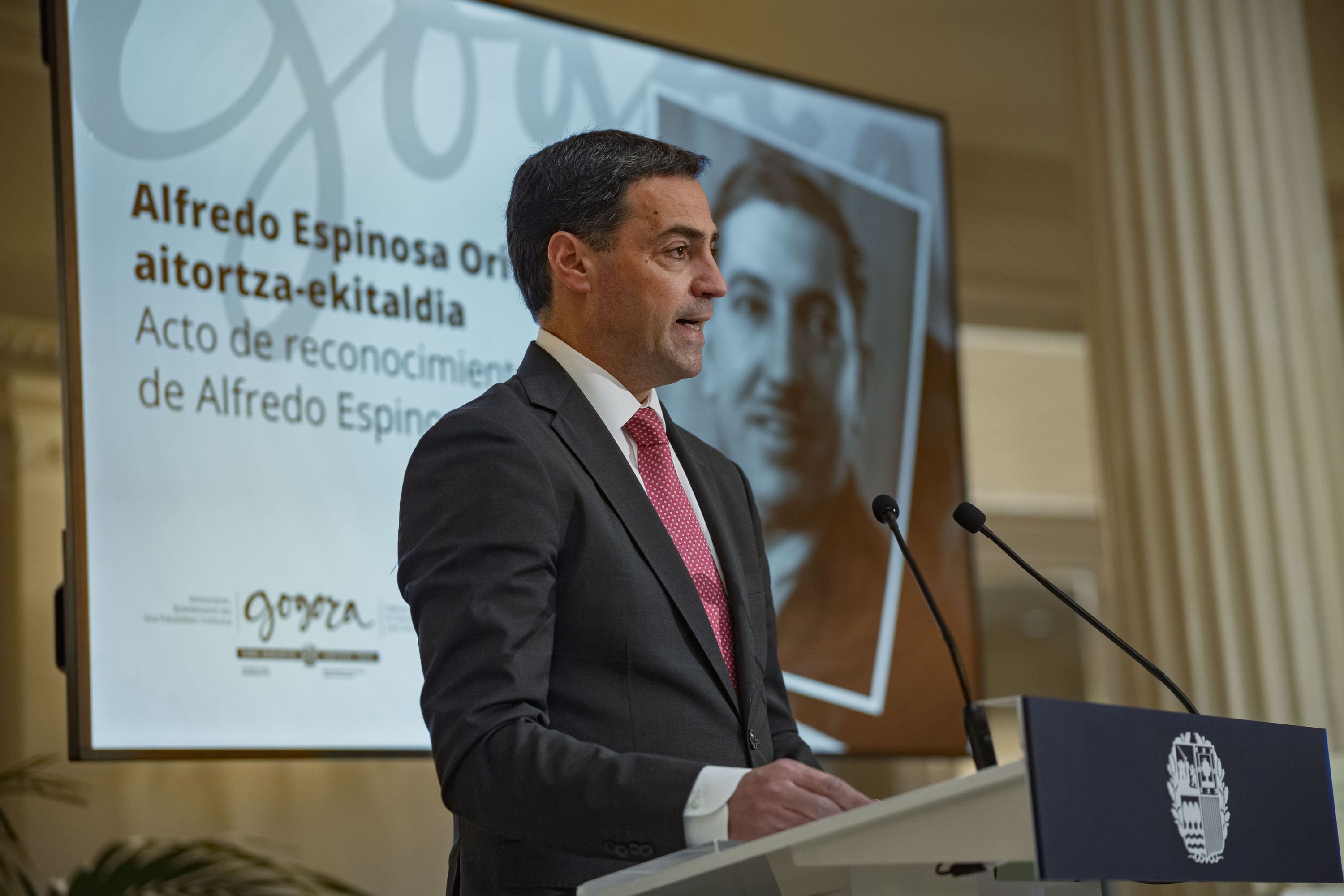 Eusko Jaurlaritzako Osasun sailburu izandako Alfredo Espinosa biktimari Pradales lehendakariak egindako omenaldia, aurtengo apirilean. ARITZ LOIOLA / FOKU