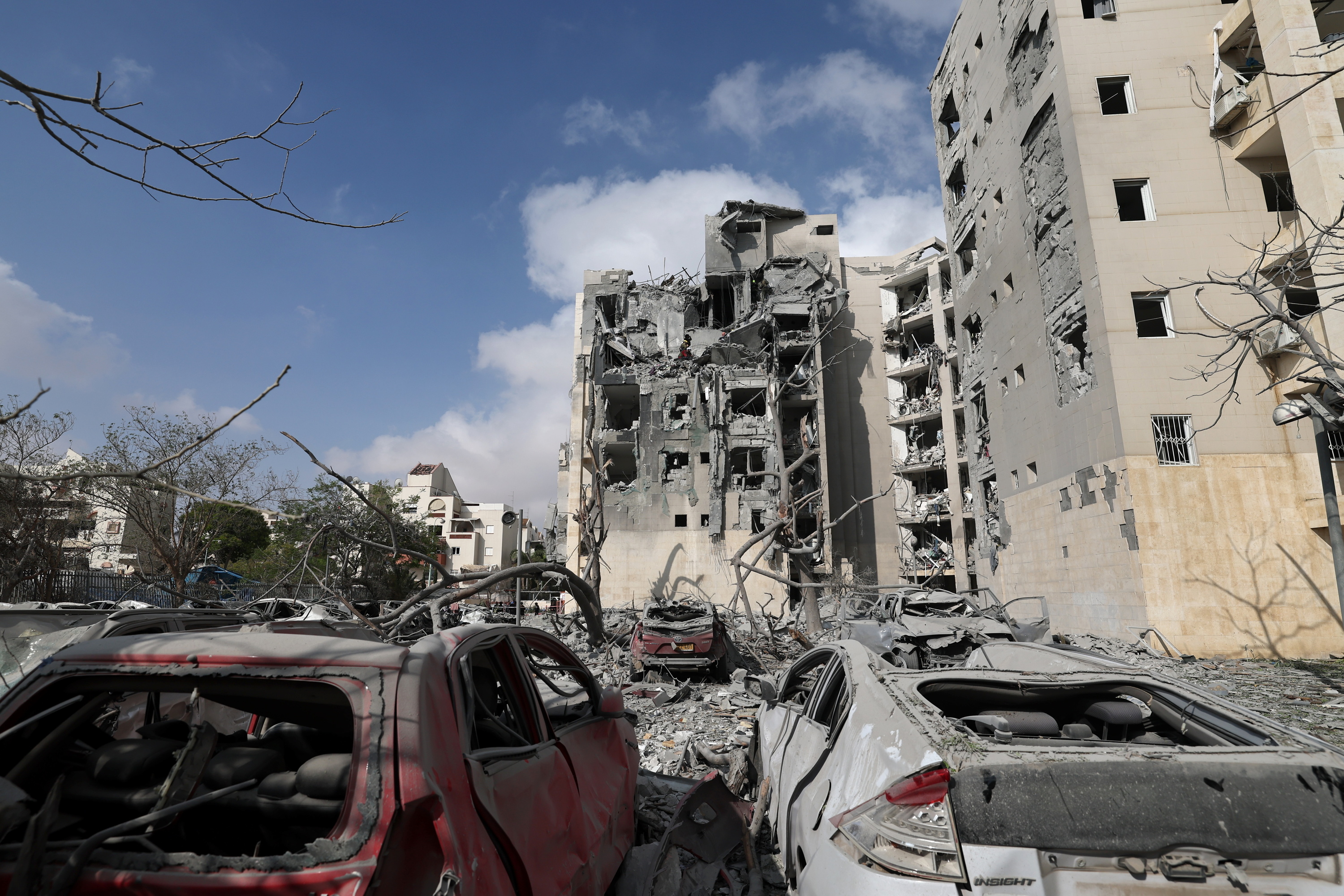 Israelen, Beer-Xeva hirian jo duen misiletako batek eraikinen aurka jo du. ATEF SAFADI / EFE