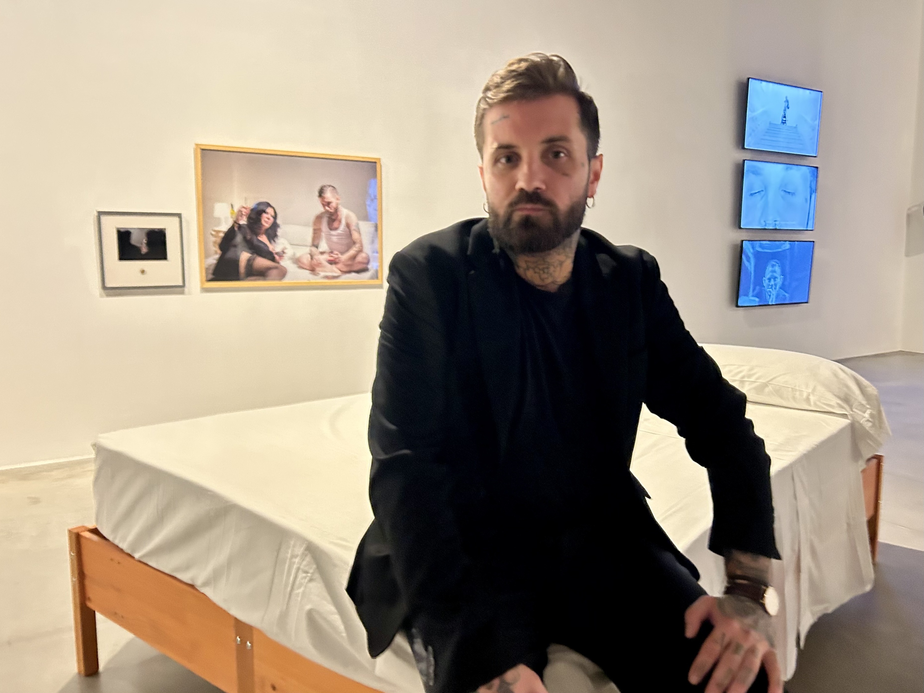 Abel Azkona artista, bere erakusketaren obra batzuekin. BERRIA