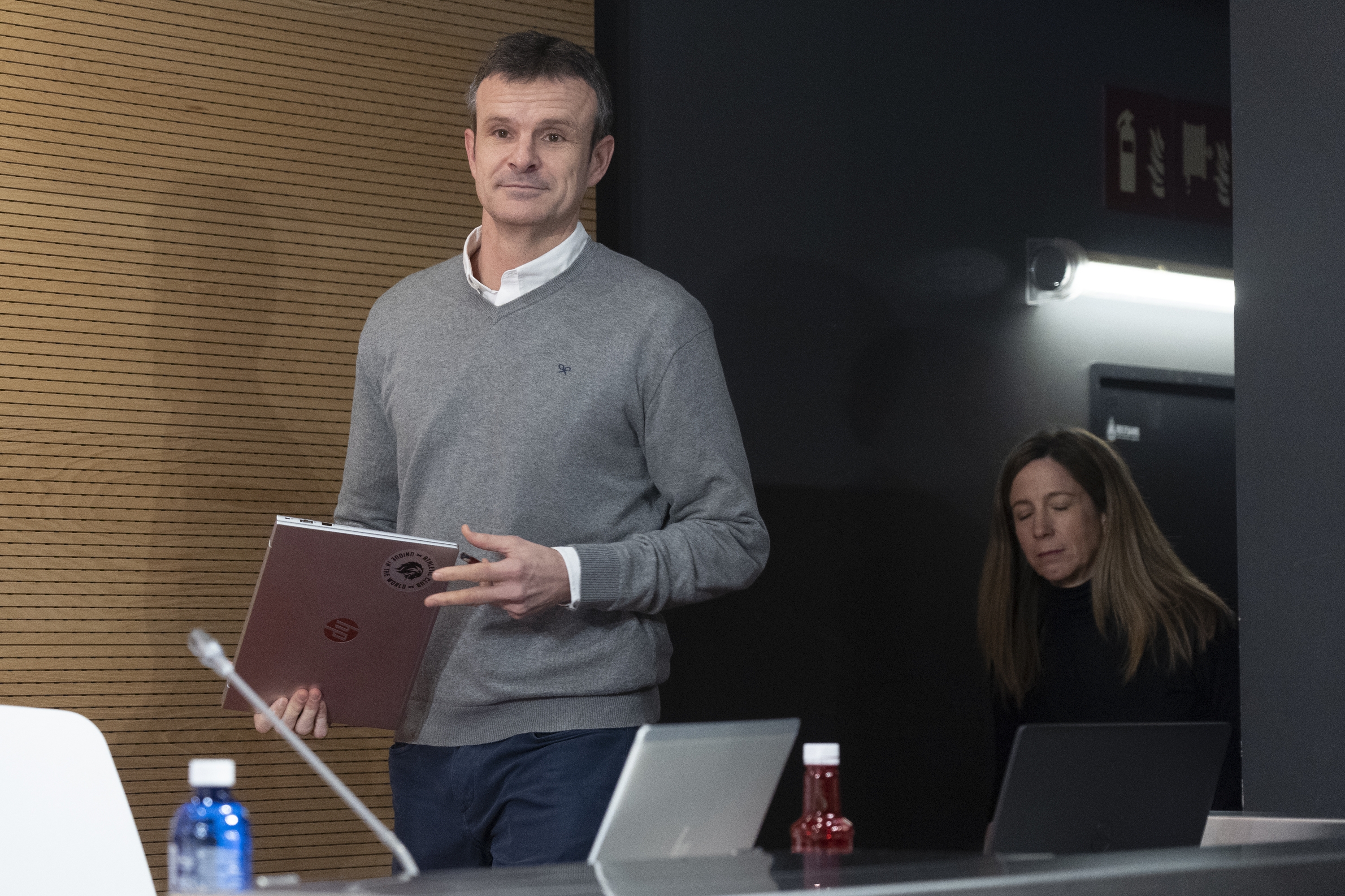 Jon Uriarte, prentsa agerraldi bat hasi aurretik. MONIKA DEL VALLE /  FOKU