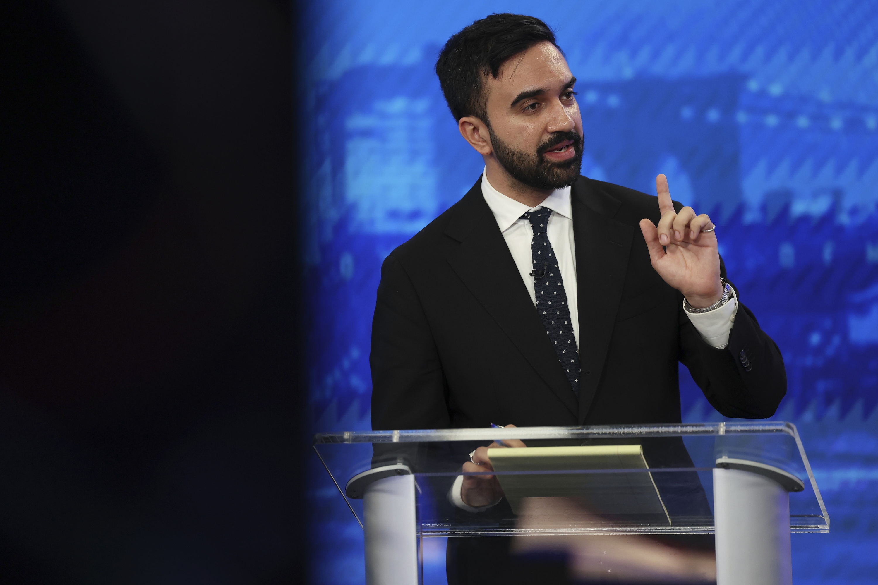 Zohran Mamdani demokraten primarioen debate batean, ekainaren 4an. YUKI IWAMURA / EFE