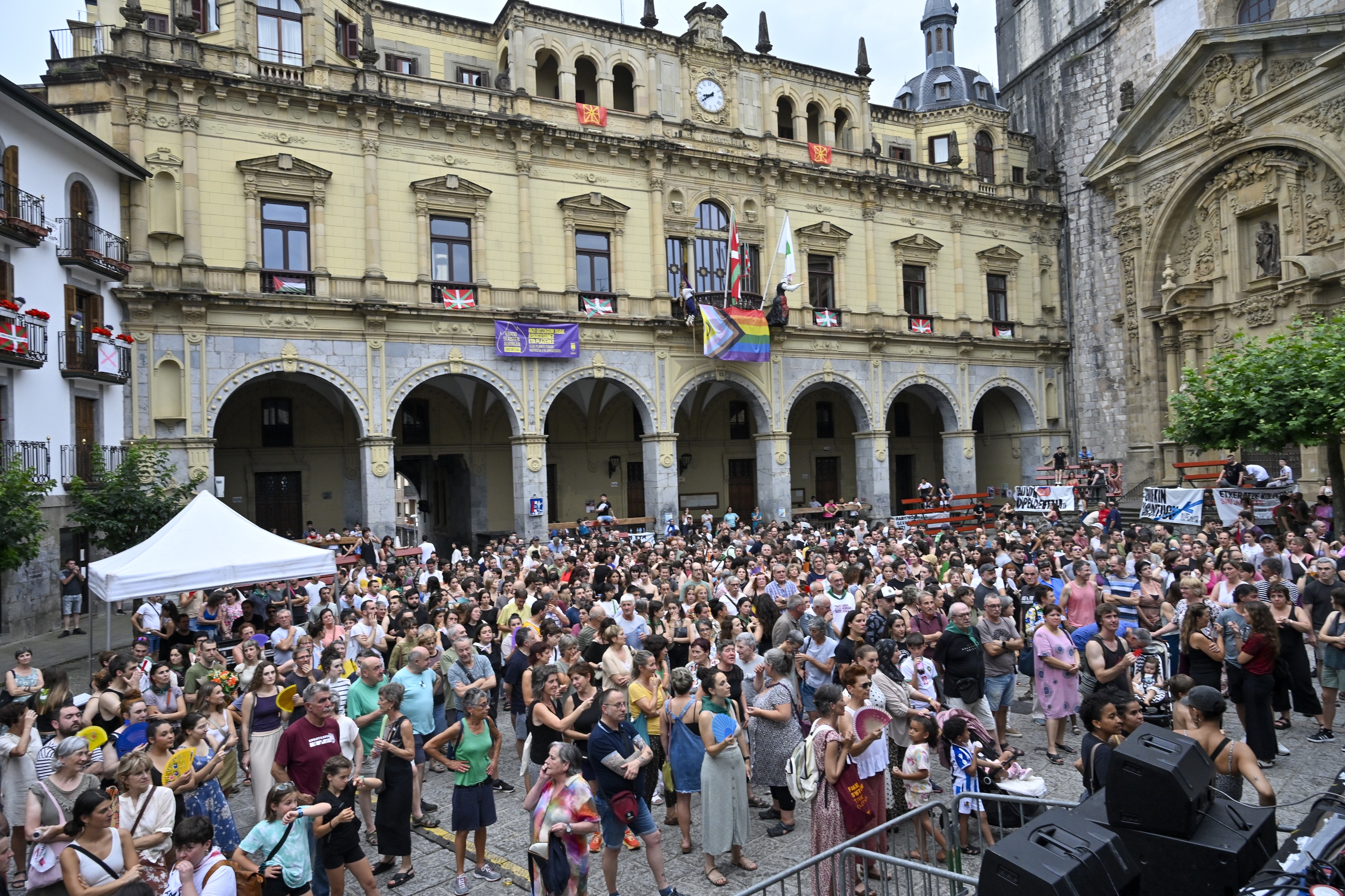 Amher elkarteak antolatutako elkarretaratzea, Hernaniko Gudarien plazan, atzean udaletxea dela, astearte iluntzean. GORKA RUBIO / FOKU