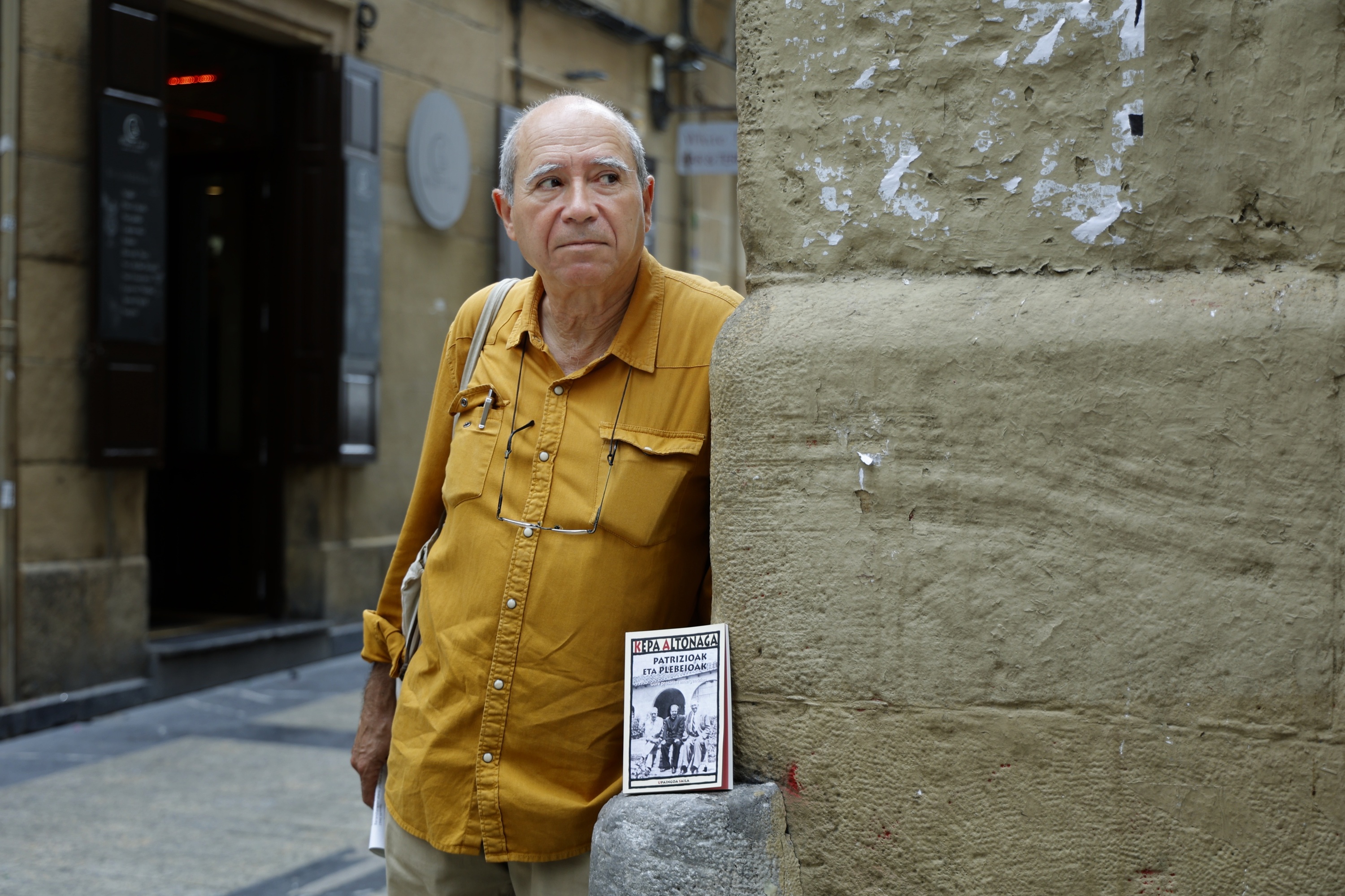 Kepa Altonaga, bere liburu berria aldamenean duela, Donostian. MAIALEN ANDRES / FOKU