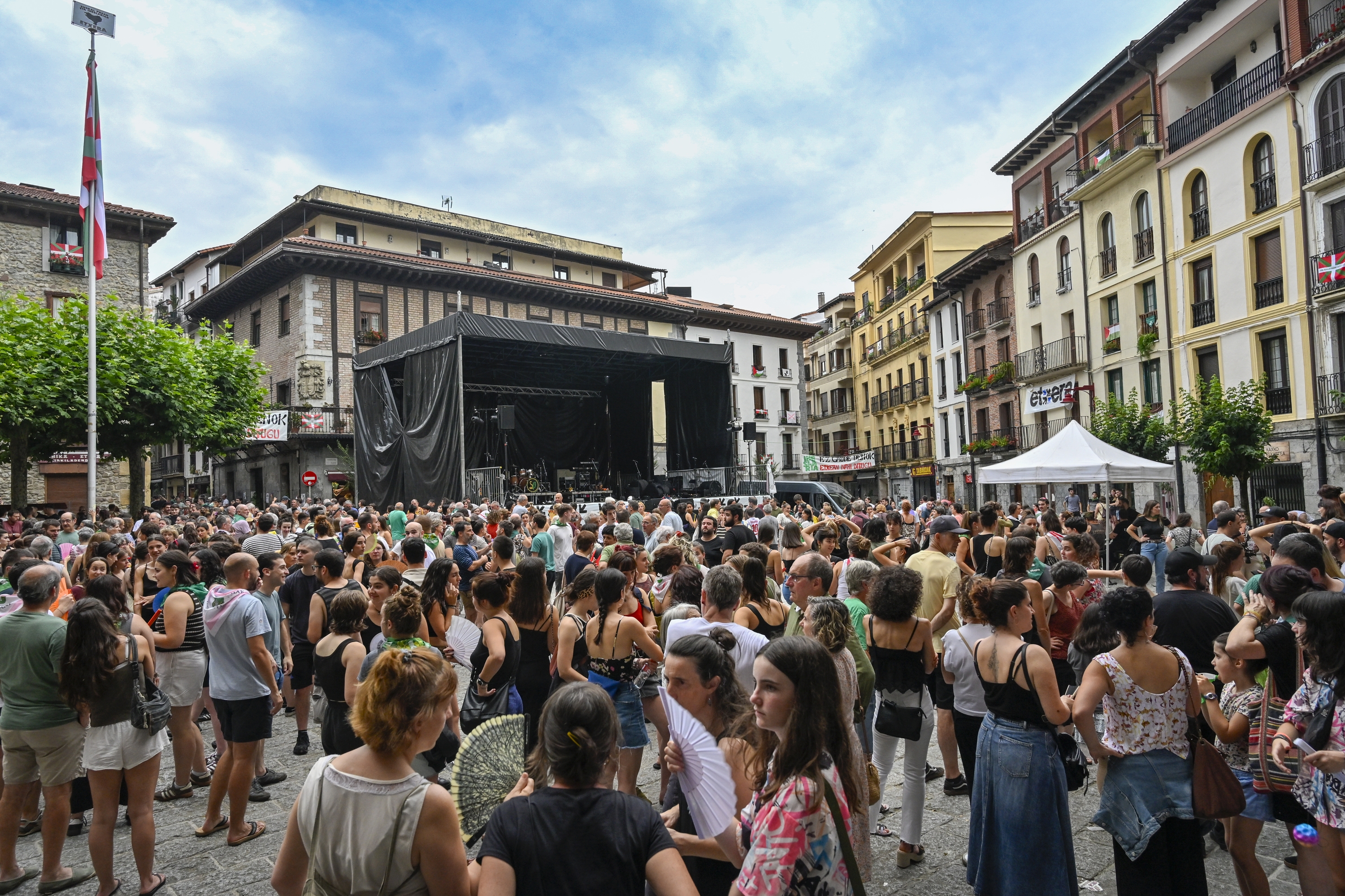 (ID_15087801) (Gorka Rubio/@FOKU) 2025-06-24, Hernani. Hernaniko Sare Arrazistak elkarretaratzera deitu du gaueko istiluen ondorioz