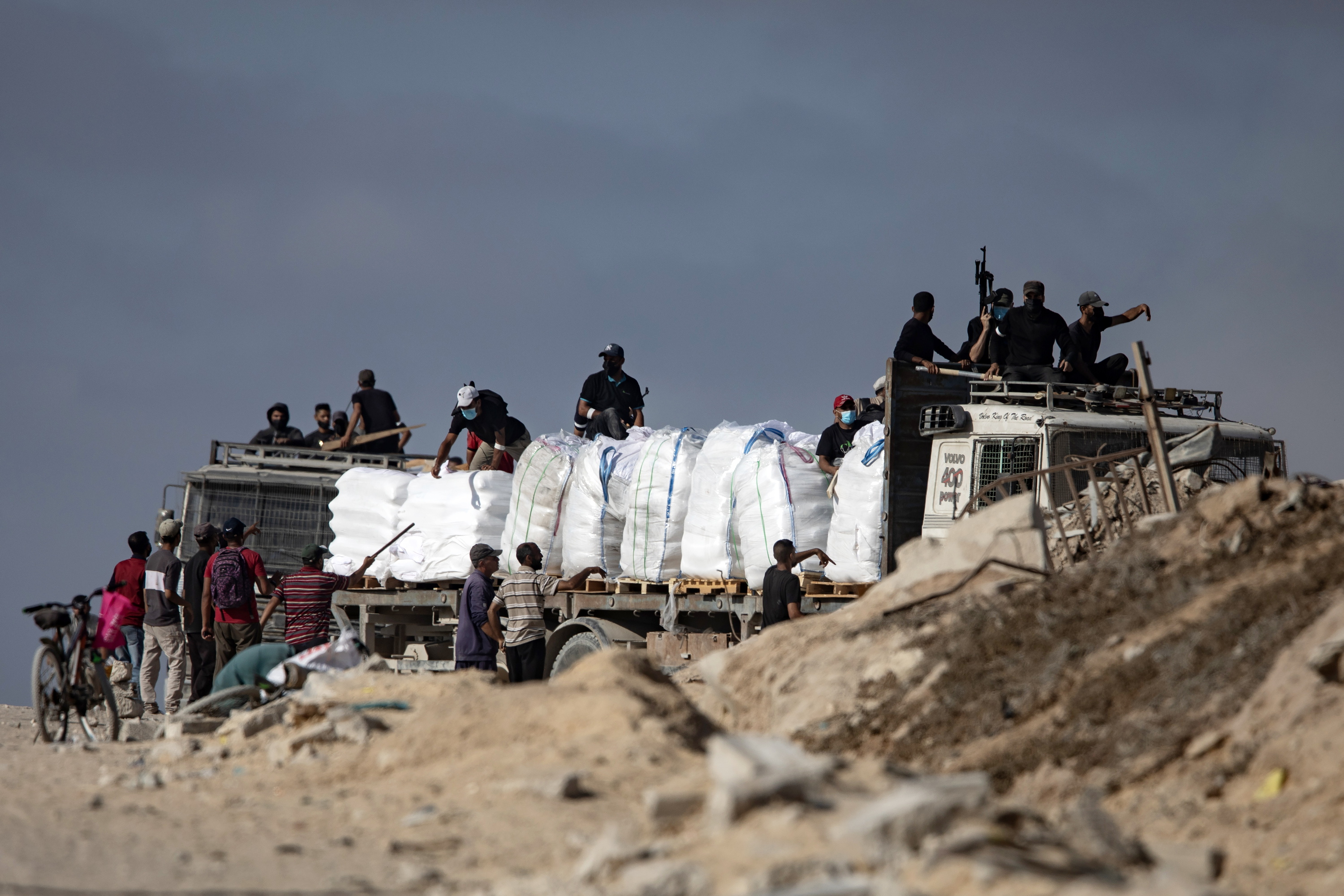 Kamioiak laguntza humanitarioarekin iparraldeko Beit Lahia hiritik gertu, atzo. HAITHAM IMAD / EFE