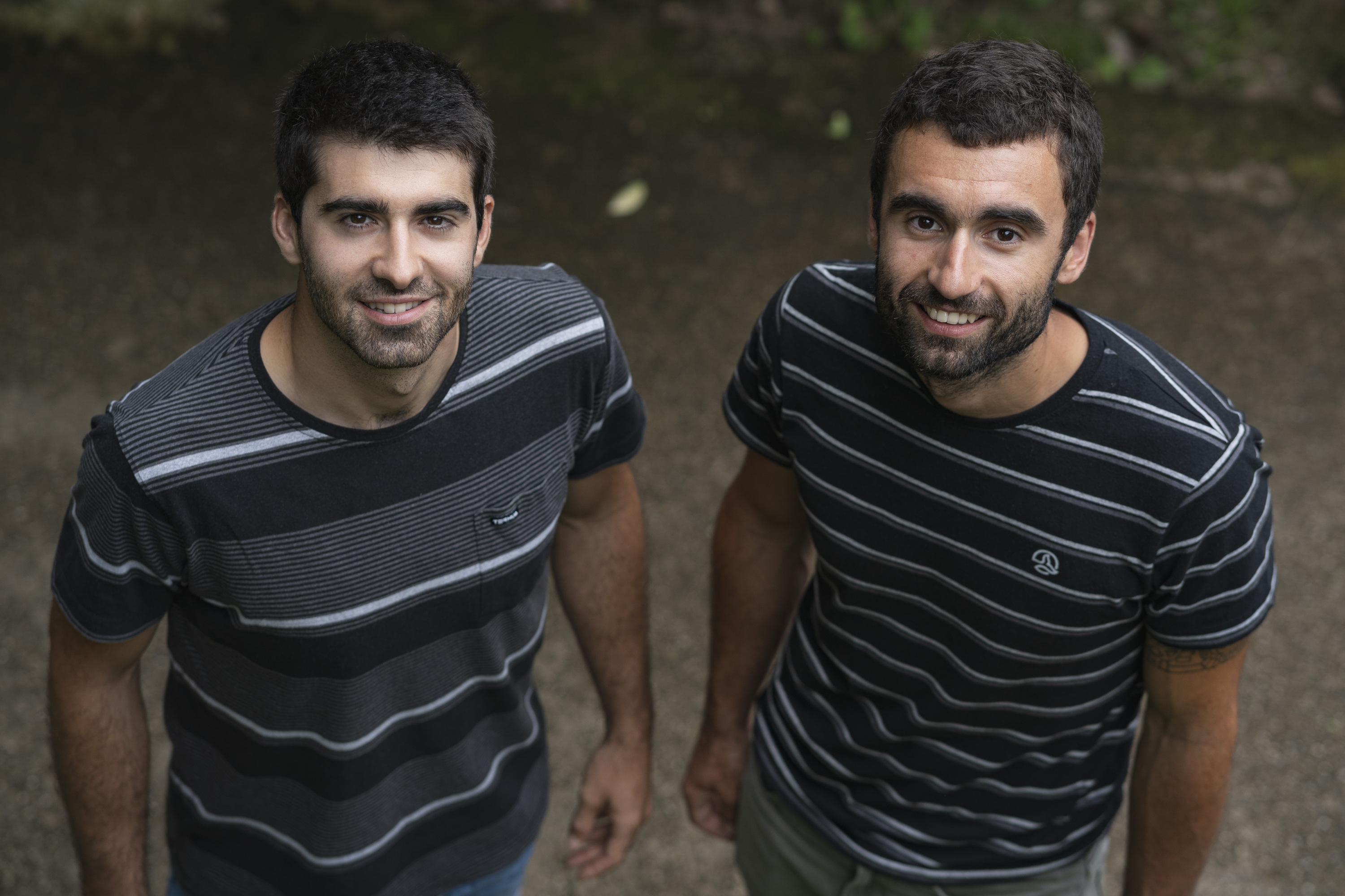 Mikel Txintxurreta eta Imanol Muro eskalatzaileak, astelehenean, Donostian. ARITZ LOIOLA / FOKU