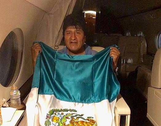 Evo Morales Mexikoko banderarekin hegazkin ofizialean, gaur goizaldean. EFE