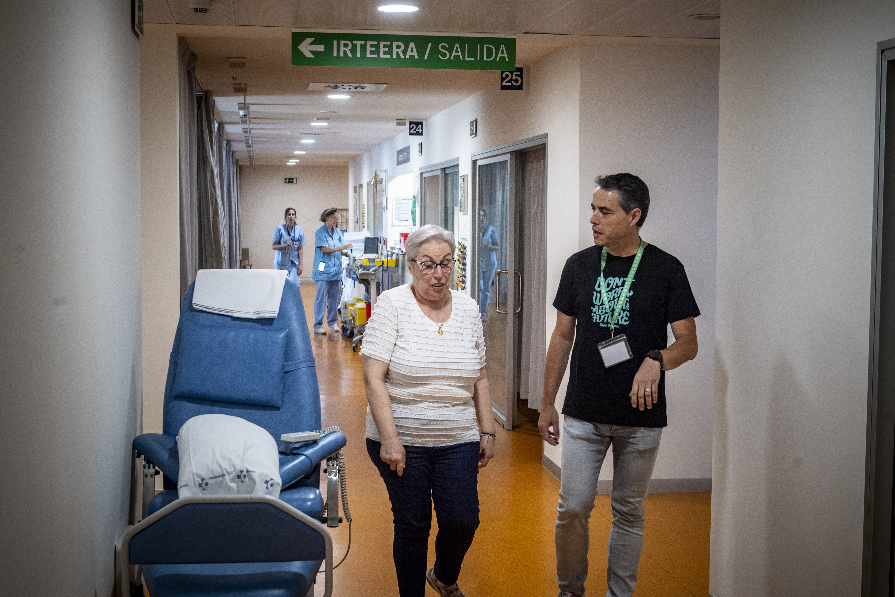 Isabel Anton eta Paul Montero Txagorritxuko ospitaleko korridoreetatik solasean. JAIZKI FONTANEDA / FOKU