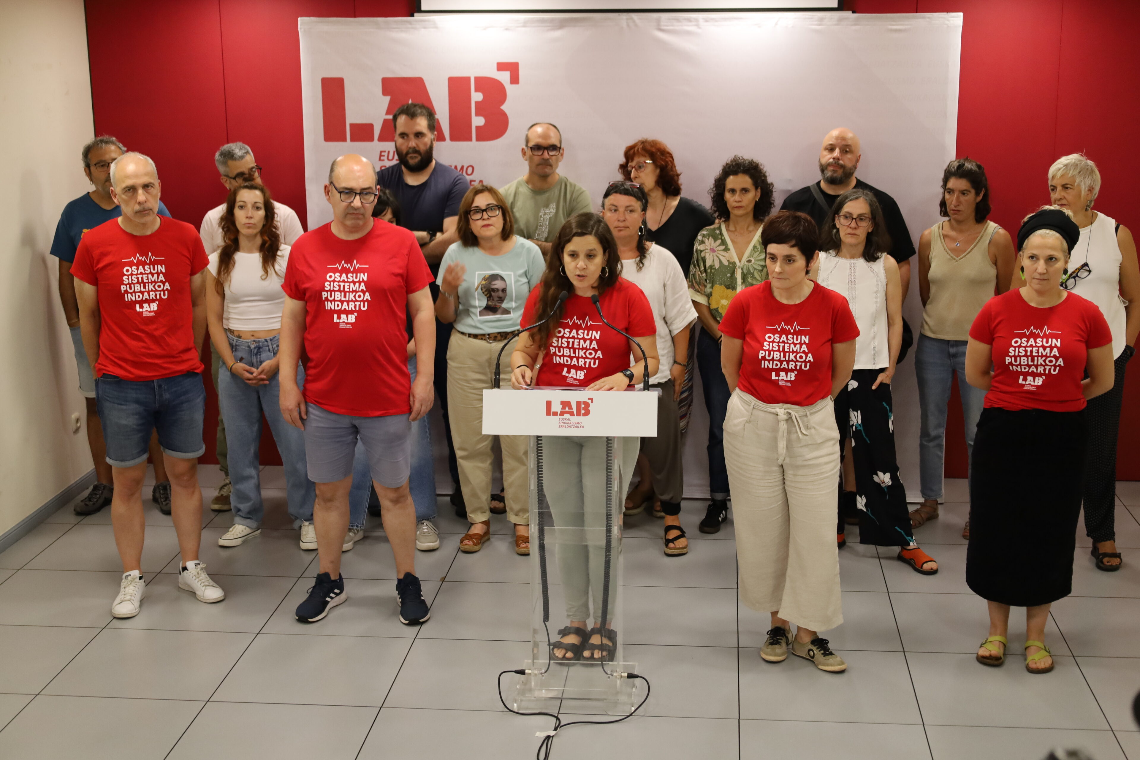 Irati Tobar —atrilean— eta Garbiñe Aranburu —eskuinean—, gaurko agerraldian. LAB