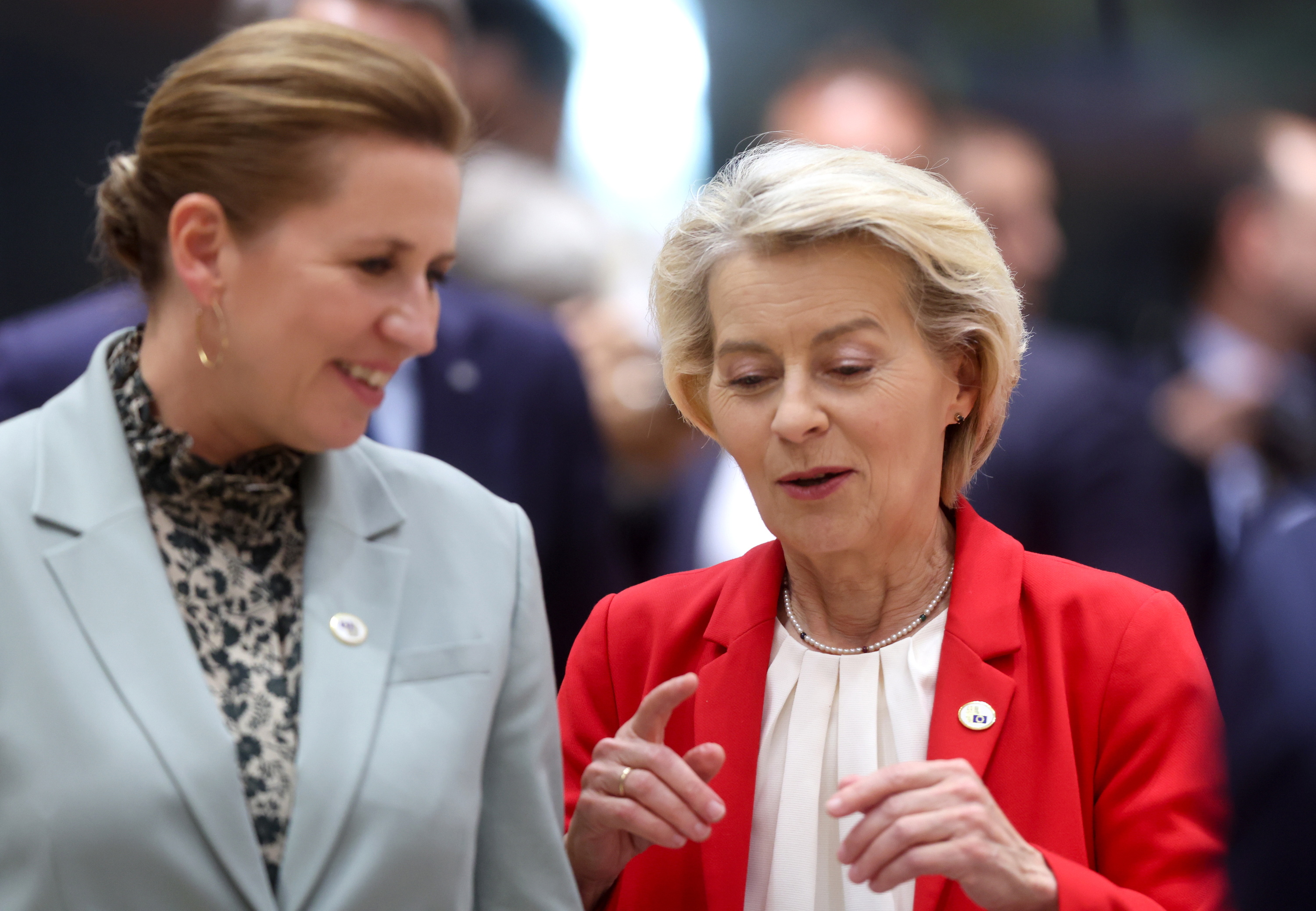 Ursula von der Leyen eta Mette Frederiksen Danimarkako lehen ministroa, gaur, Bruselan. OLIVIER HOSLET / EFE
