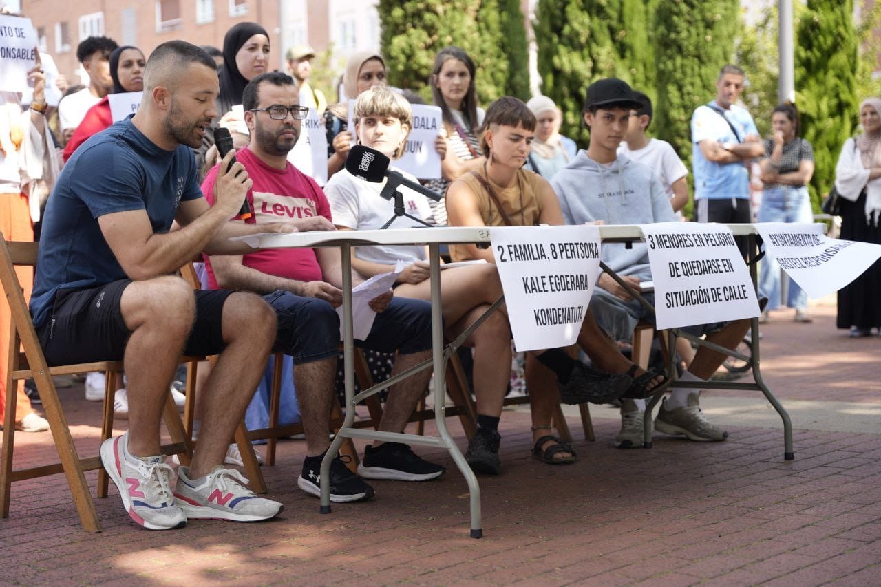 Agerraldi bateratua egin dute gaur Auzoan Bizi sareak, arriskuan duen familietako kideek, eta Abendaño eta Federico Baraibar ikastetxetako hainbat irakaslek. AUZOAN BIZI