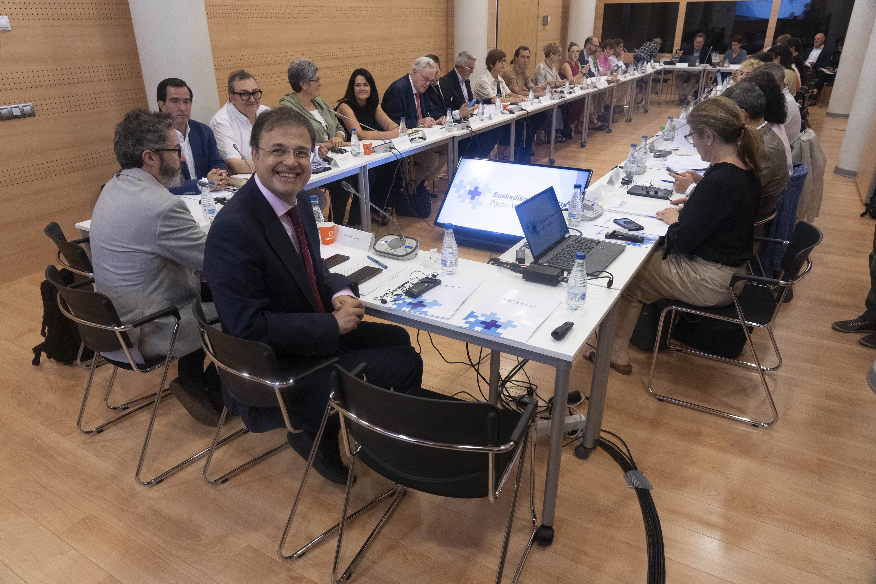 Osasun mahaia bilduta, ekainaren 11n. RAUL BOGAJO / FOKU