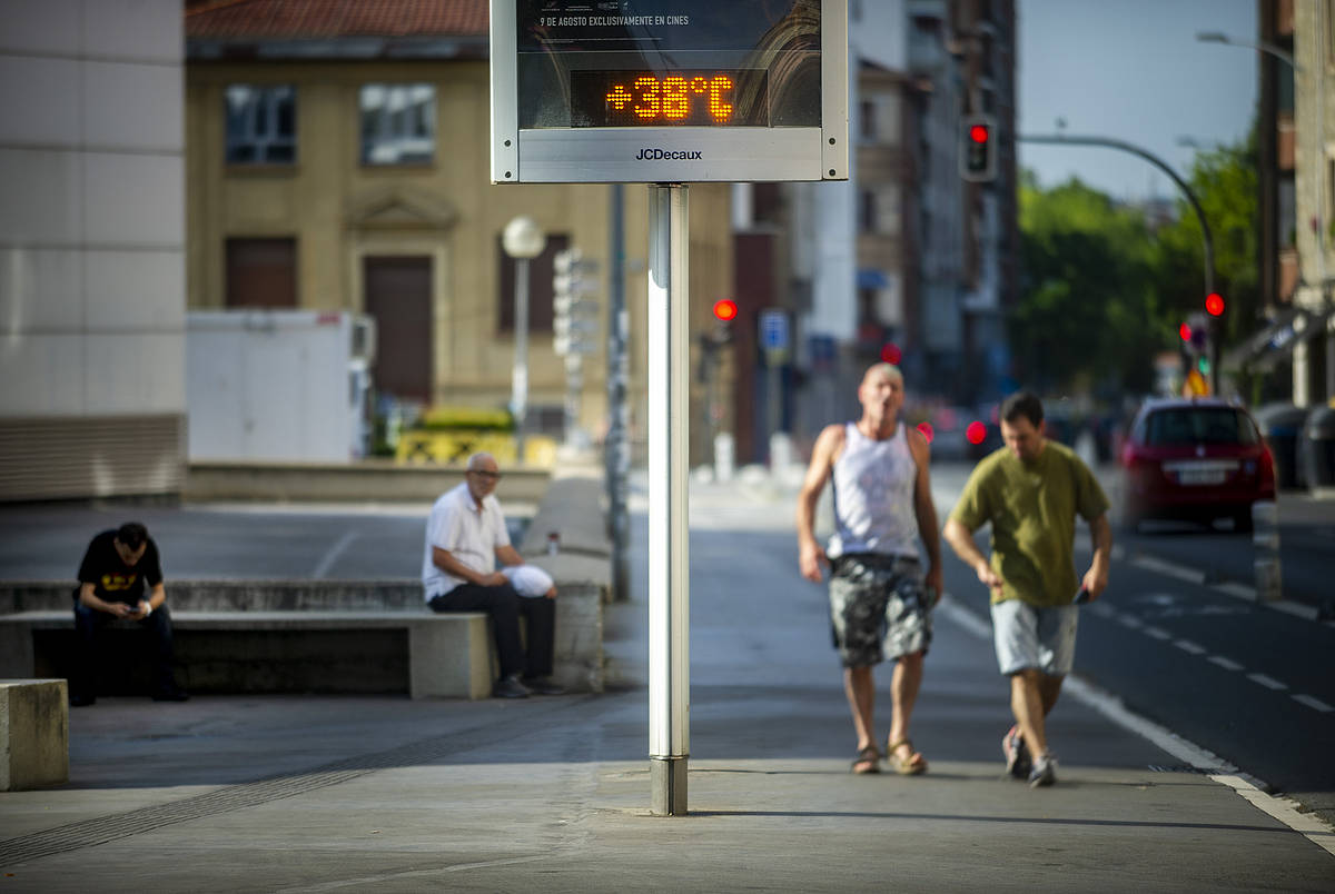 Tenperaturaren berri emateko informazio taula digital bat, Gasteizen, 2024ko abuztuan.