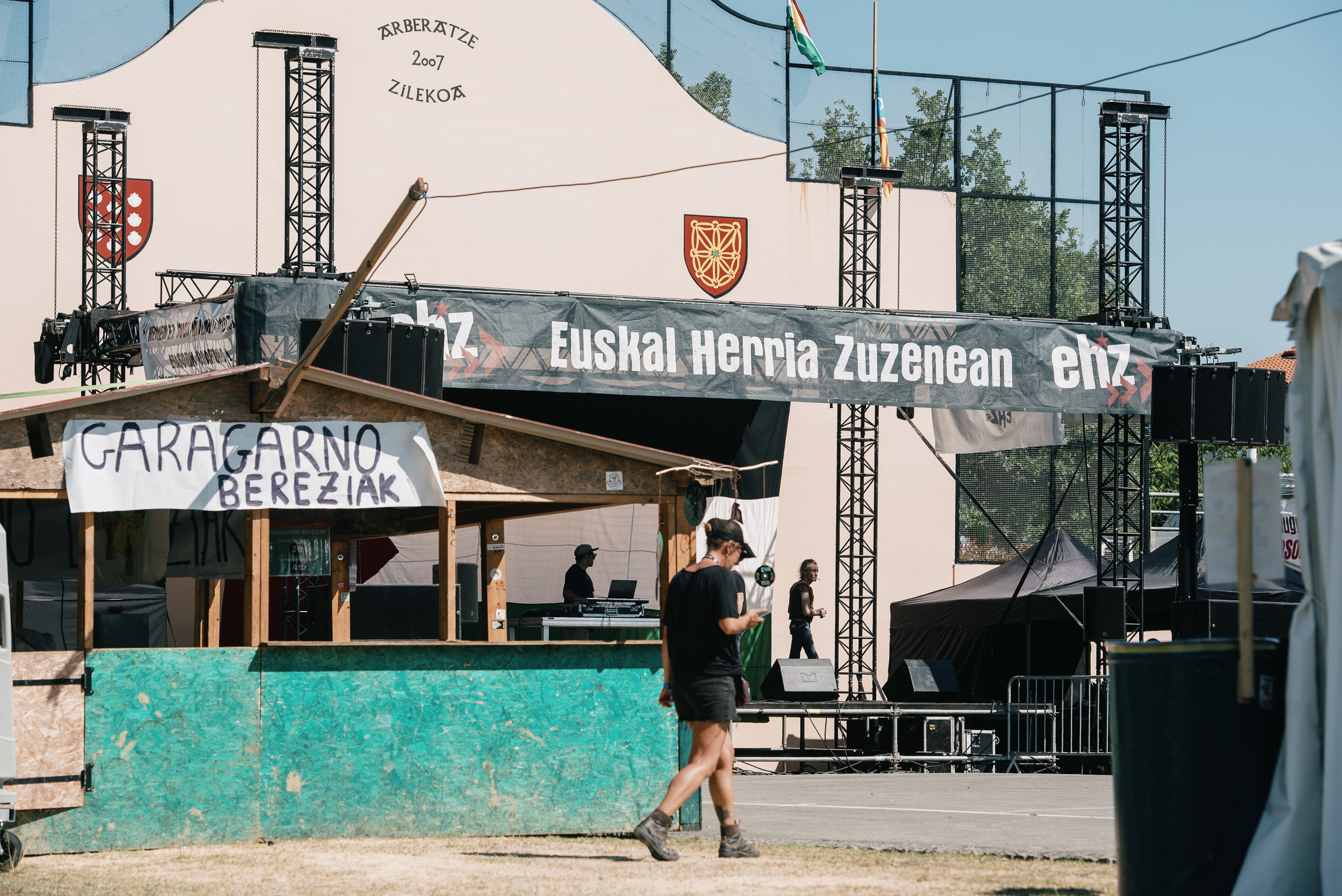 EHZ festibaleko azken muntaketa lanak, arratsalde honetan, Arberatze-Zilhekoan. GUILLAUME FAUVEAU