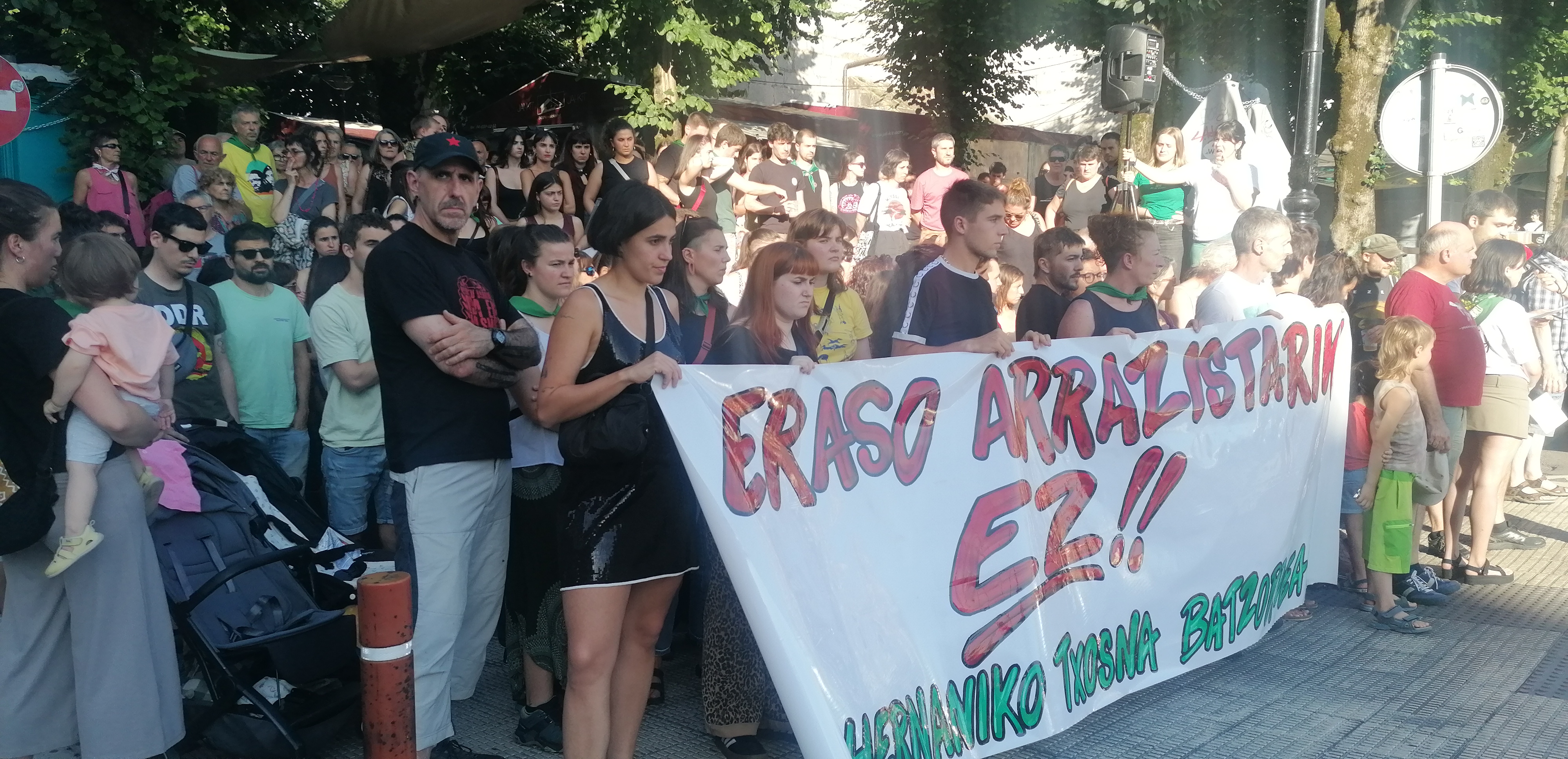 Amher SOS Arrazakeria taldearen eta txosna batzordearen agerraldia. BERRIA