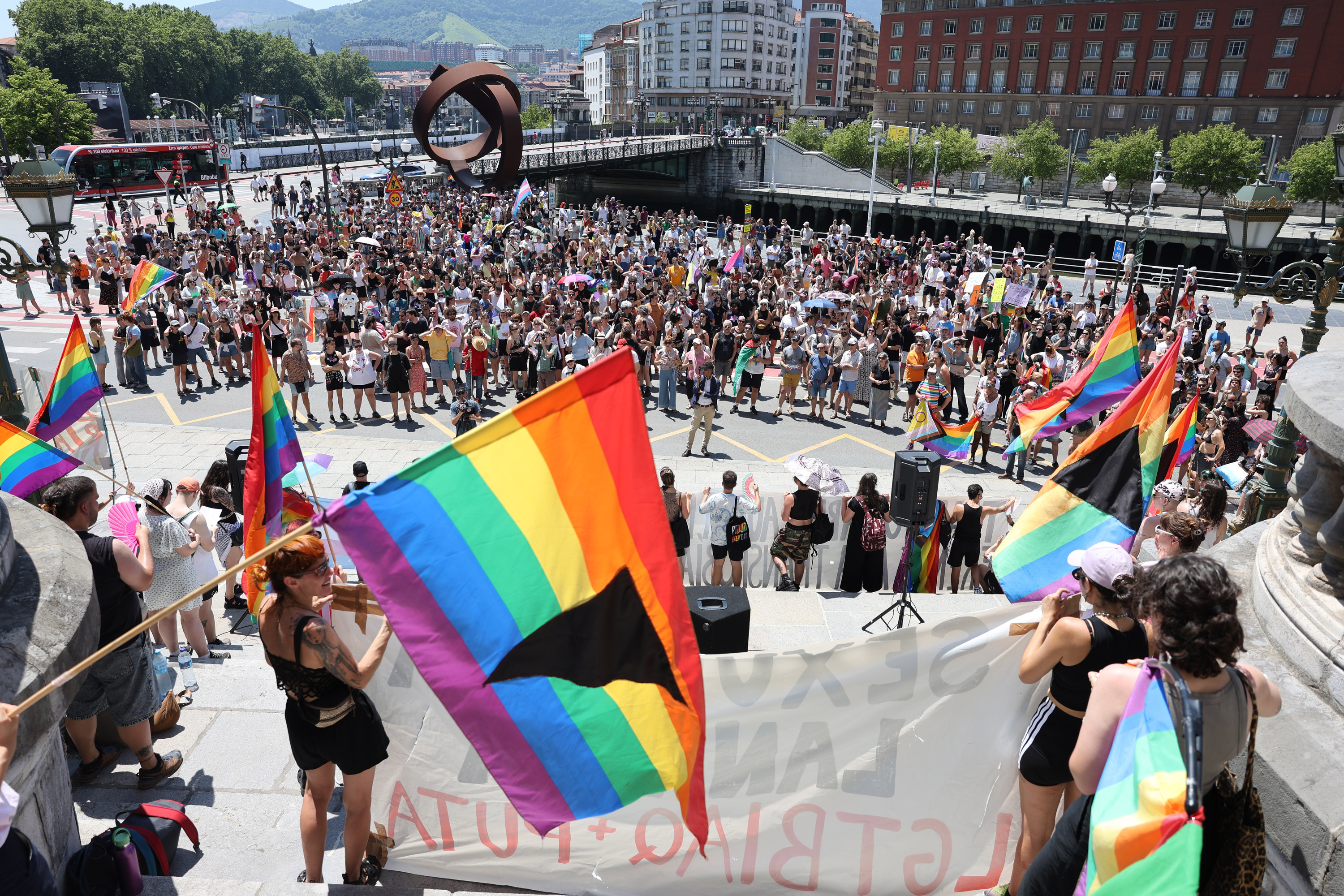 Bizkaiko E28 koordinakundeak deituta, manifestazioa egin dute gaur Bilbon. OSKAR MATXIN EDESA / FOKU
