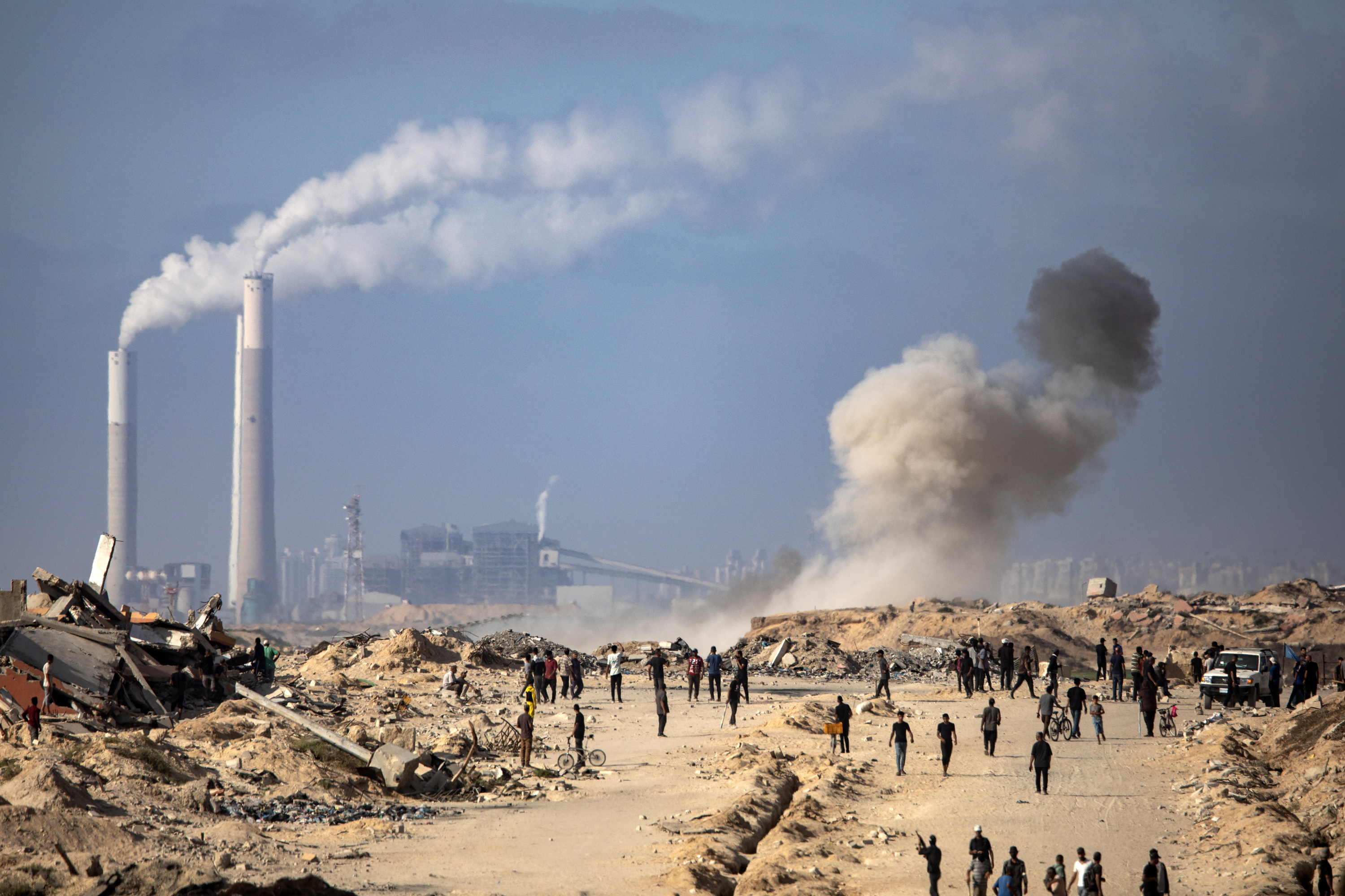 Palestinarrak Gaza hiritik hurbil, Israelek egindako eraso baten ostean, asteazkenean. HAITHAM IMAD / EFE