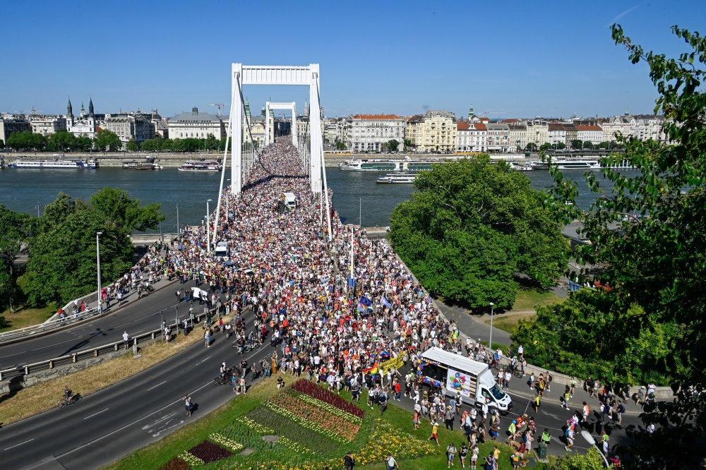 Manifestariak Budapesteko Elizabeth zubia gurutzatzen, gaur. SZILARD KOSZTICSAK / EFE Manifestariak Budapesteko Elizabeth zubia gurutzatzen, gaur. SZILARD KOSZTICSAK / EFE