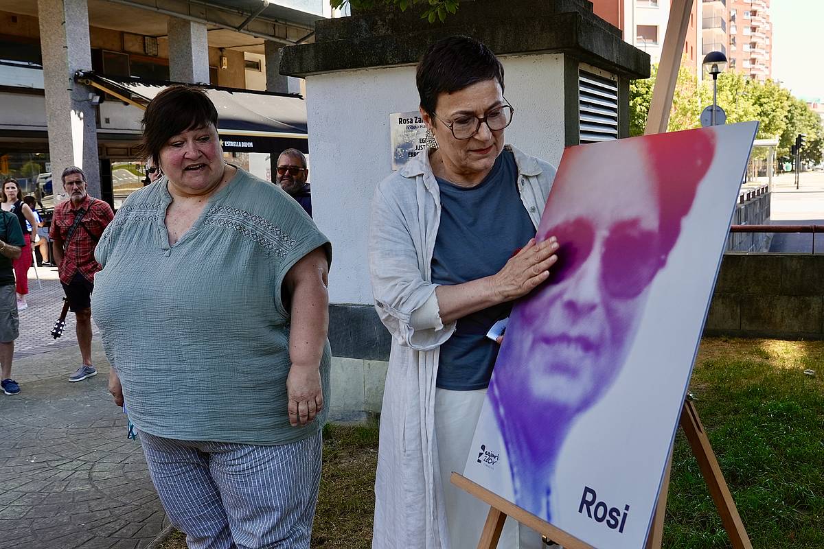 Rosa Zarra oroitzeko ekitaldia, Donostiako Ferrerias plazan. ANDONI CANELLADA / FOKU