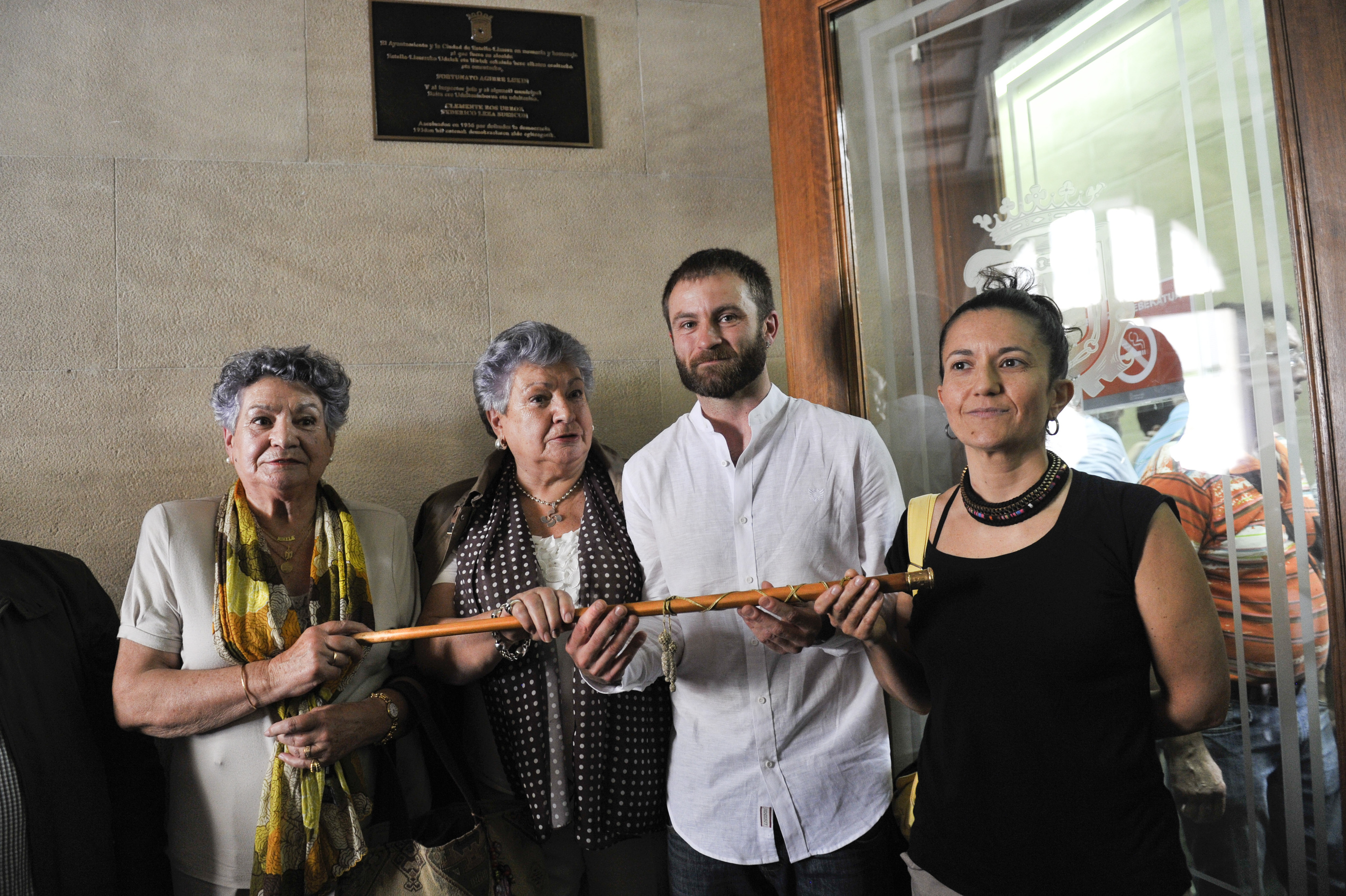 Mirentxu eta Mikele Agirre Aristizabal, 2015ean, Koldo Leoz Lizarrako alkate izendatu zuten egunean. IDOIA ZABALETA / FOKU