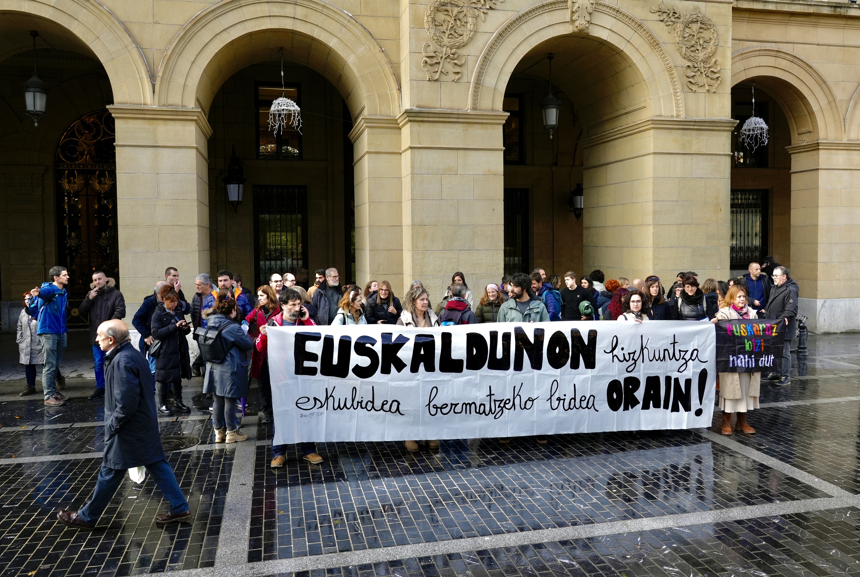 Langileak euskara sustatzeko irizpideen alde, protesta batean, Gipuzkoako Diputazio parean. ANDONI CANELLADA / FOKU
