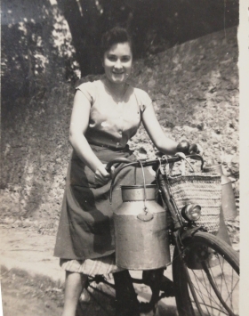 (ID_17513586919565) (/Libe Plaza) Libe Plaza Lekeitioko azken baserritarra, 1950eko hamarkadako argazki batean