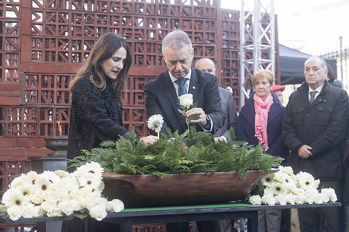 Bakartxo Tejeria eta Iñigo urkullu, gaur, legebiltzarreko omenaldian. JUANAN RUIZ / FOKU