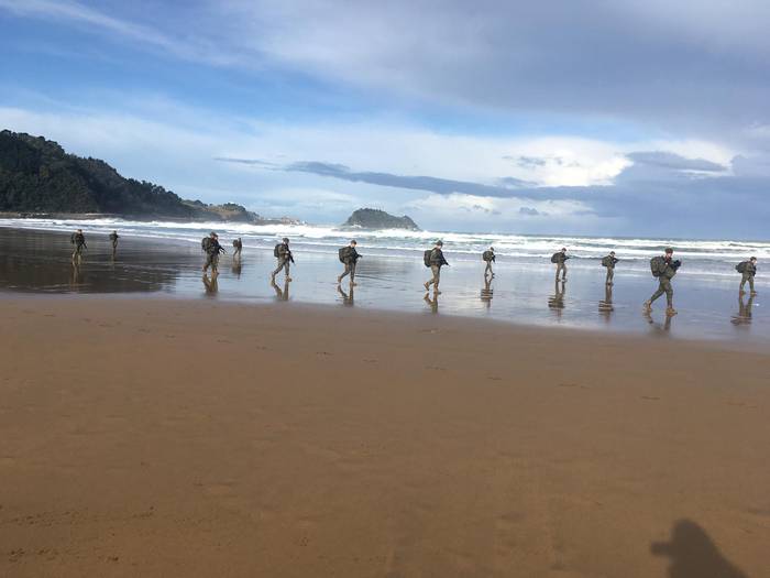 Espainiako soldaduak, Zarauzko hondartzan. Atzean, Getariako San Anton mendia. ZARAUZKO HITZA