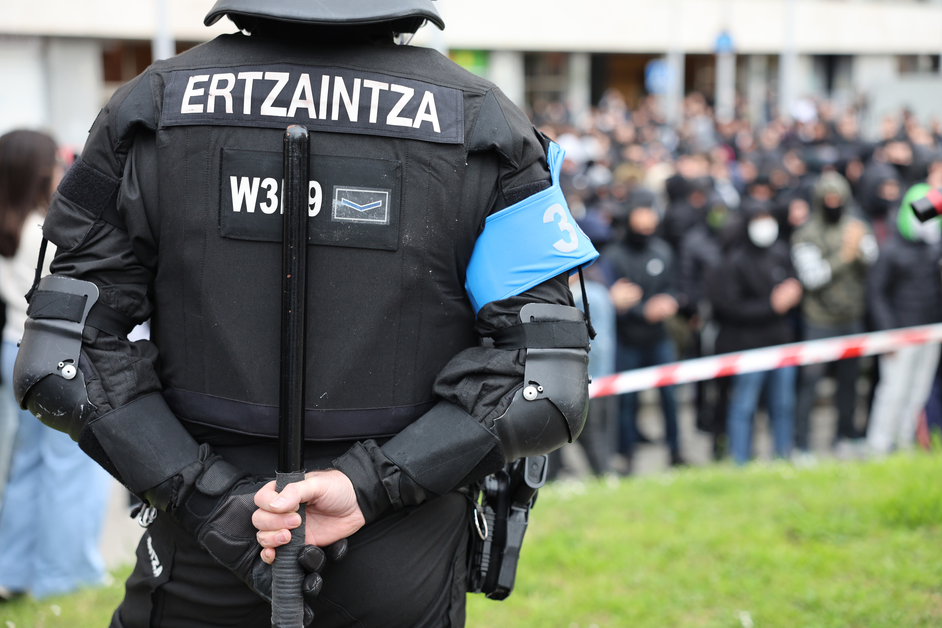 Ertzain bat, Etxarri II husteko operazioan. OSKAR MATXIN EDESA / FOKU