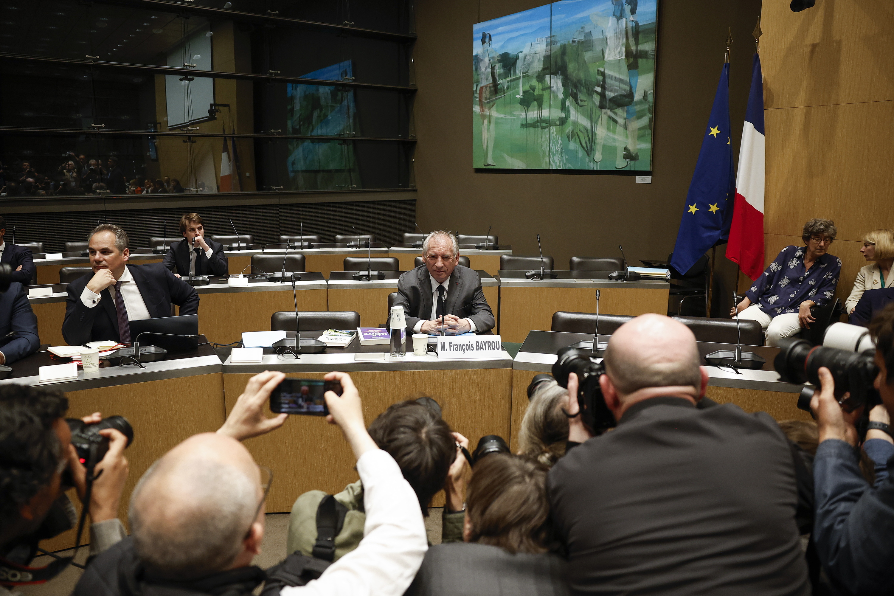 Ikerketa parlamentarioaren harira François Bayrou lehen ministroa elkarrizketatu zutenekoa, Parisen. YOAN VALAT / EFE
