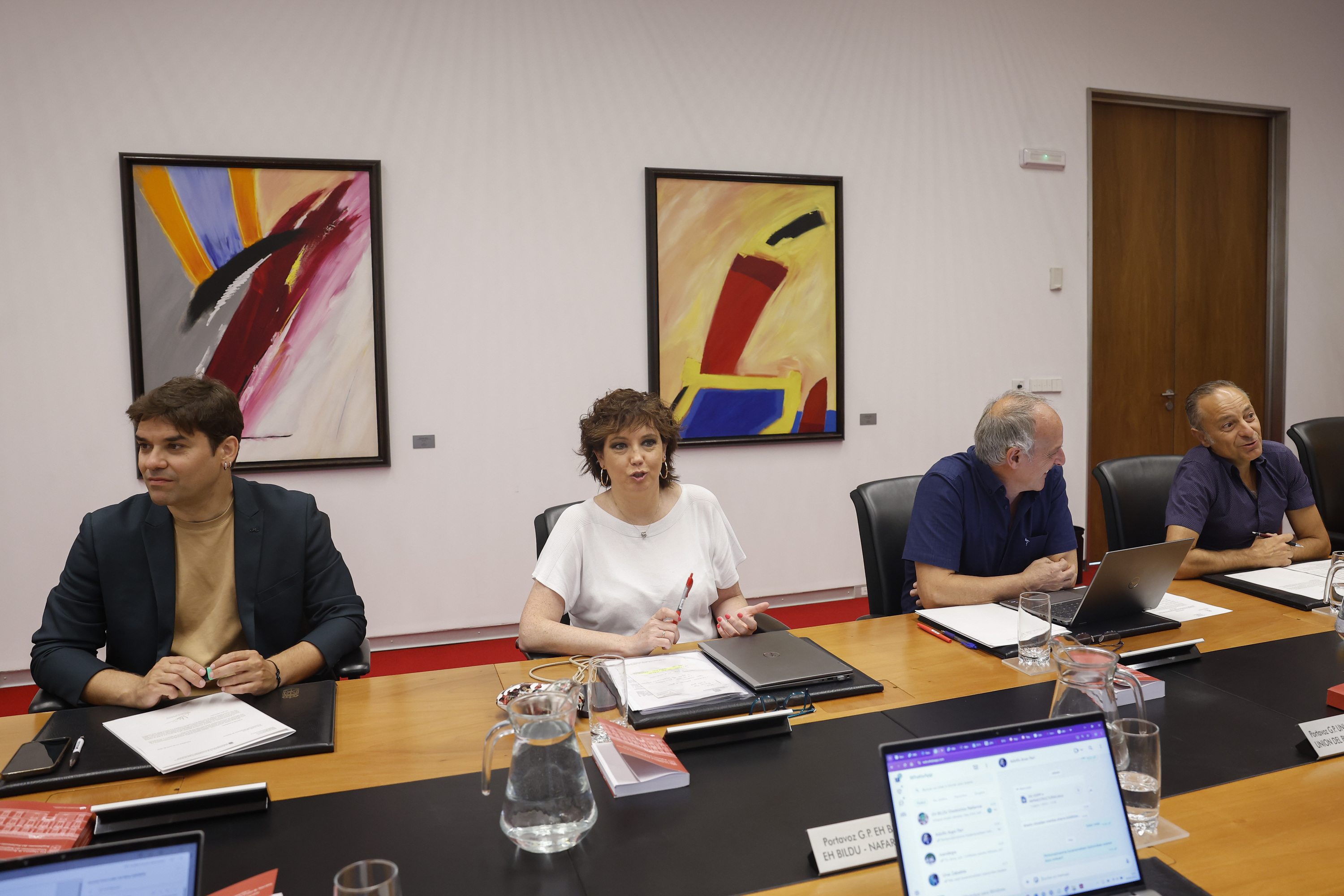 Azkona, Unzu eta Araiz, bilera batean. VILLAR LOPEZ / EFE