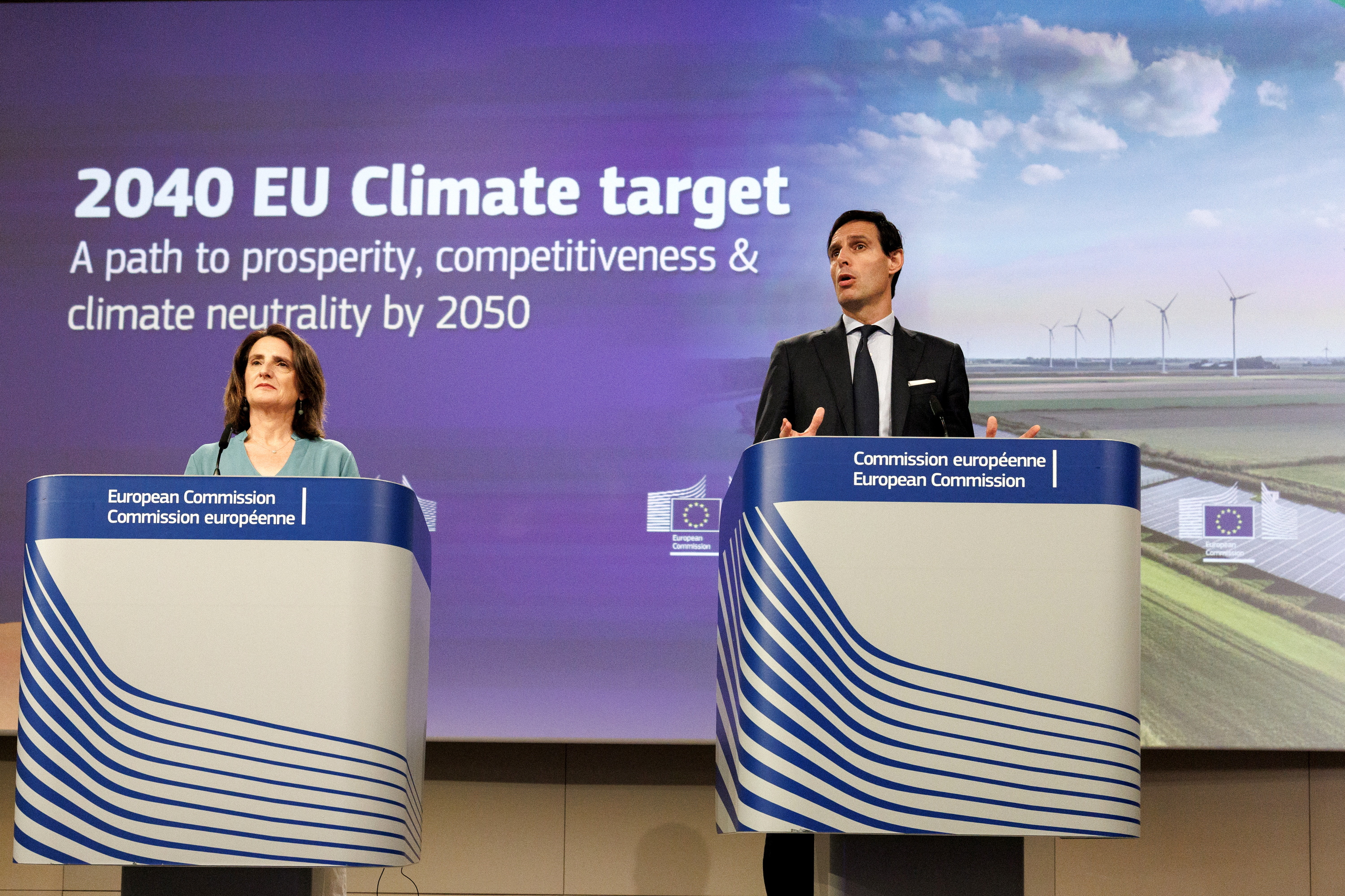Teresa Ribera, Europako Batzordeko presidenteorde eta Trantsizio Garbi, Justu eta Lehiakorrerako komisarioa, eta Wopke Hoekstra, Europako Batzordeko Ingurumen komisarioa, gaur Bruselan egindako agerraldian. OLIVIER MATTHYS / EFE