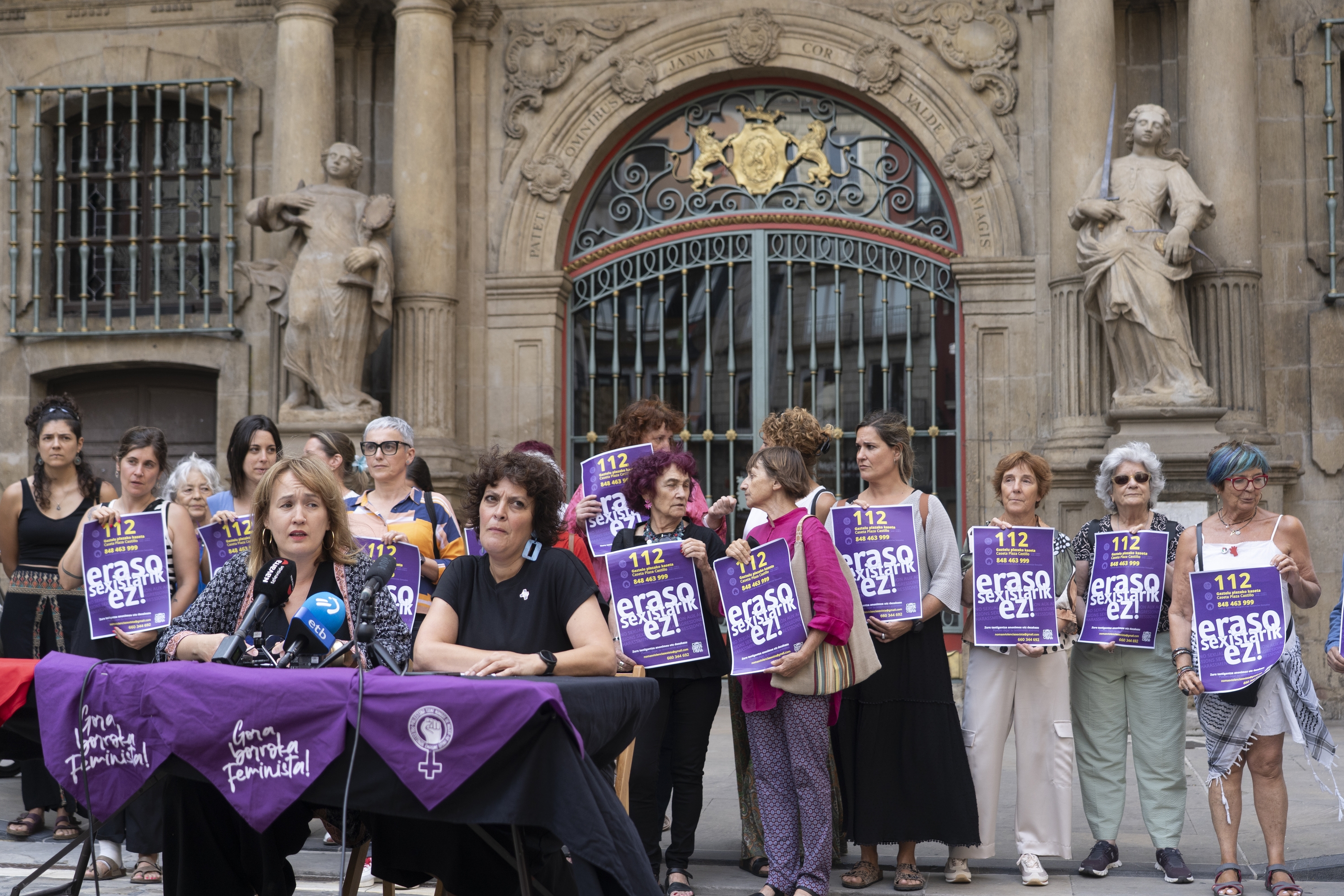 Indarkeria Sexistaren Aurkako Plataformak, Peñen Federazioak eta Iruñerriko Mugimendu Feministak agerraldia egin dute gaur Iruñeko Udaletxe plazan. JAGOBA MANTEROLA / FOKU