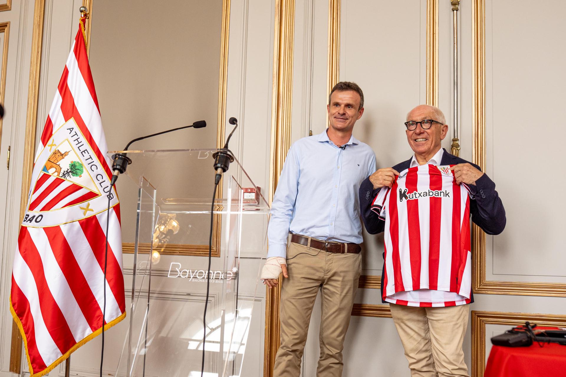 Jon Uriarte Athleticeko presidentea eta Jean Rene Etxegarai Baionako auzapeza, elkarlanerako aurkezpenean. ATHLETIC