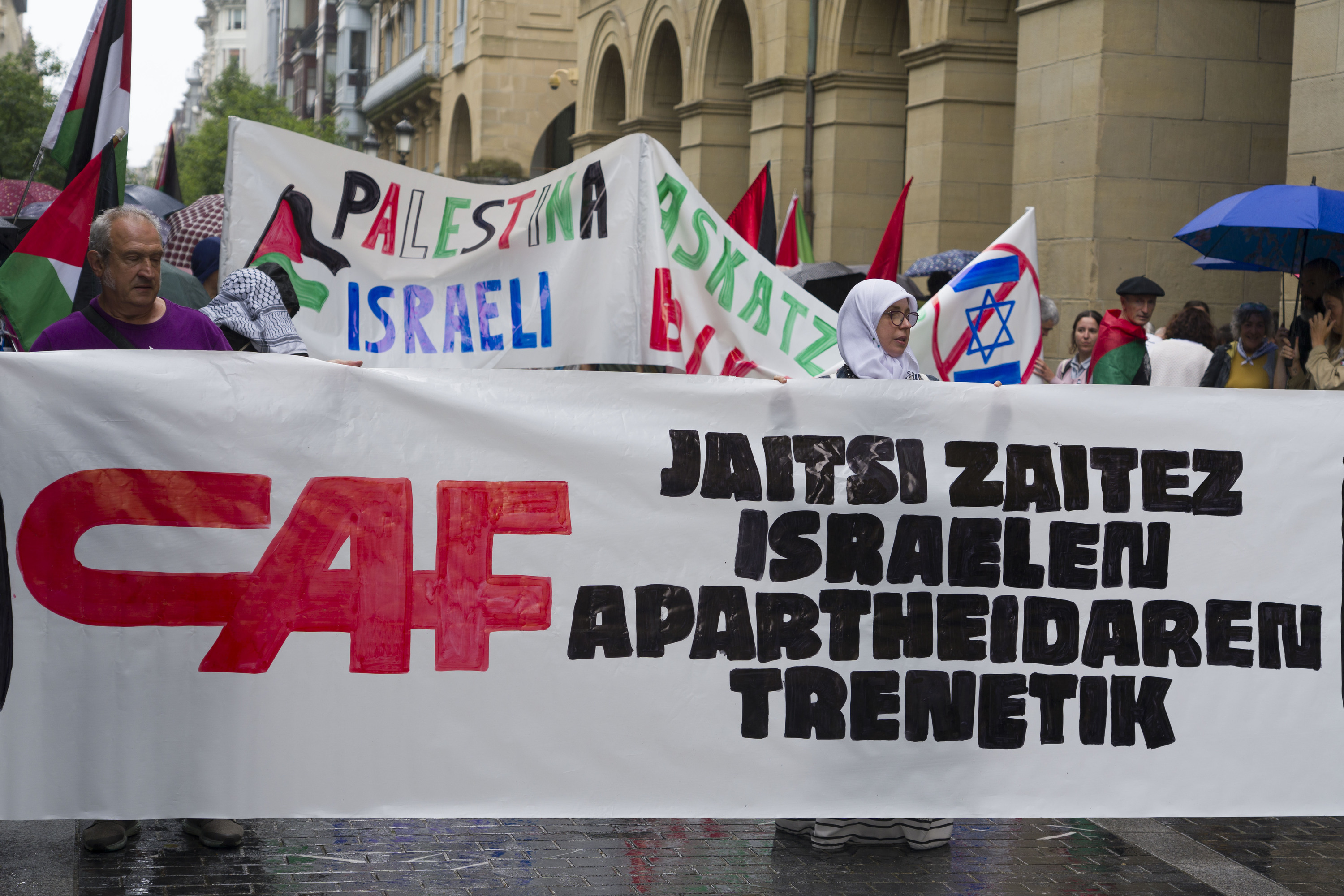 CAF Palestinako lurralde okupatuetan egiten ari de proiektuen aurkako manifestazioa, ekainaren 14an, Donostian. JON URBE / FOKU