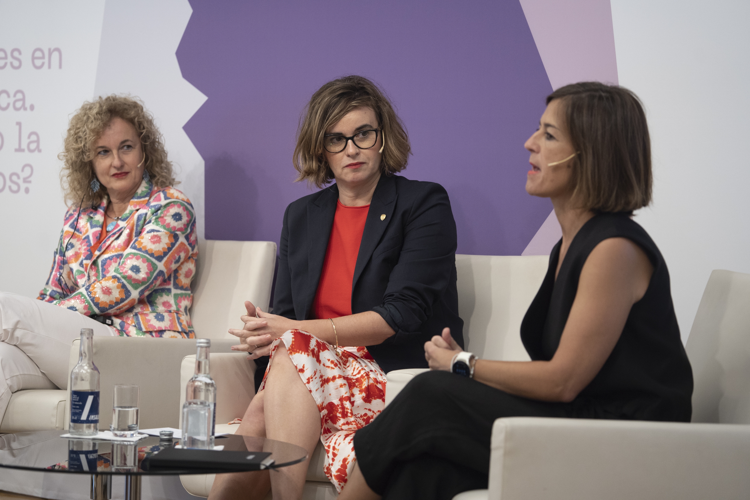 Ezkerretik, Cristina Gonzalez (PSE-EE), Elixabete Etxanobe (EAJ) eta Nagore Alkorta (EH Bildu). MONIKA DEL VALLE / FOKU