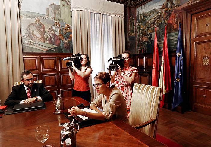 Javier Remirez kontseilaria eta Maria Txibite presidentea, gobernuaren bilera batean. JESUS DIGES, EFE