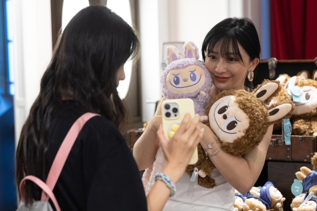 Emakume bat 'Labubu' panpinarekin Pekinen, aurreko ekainean. JESSICA LEE / EFE