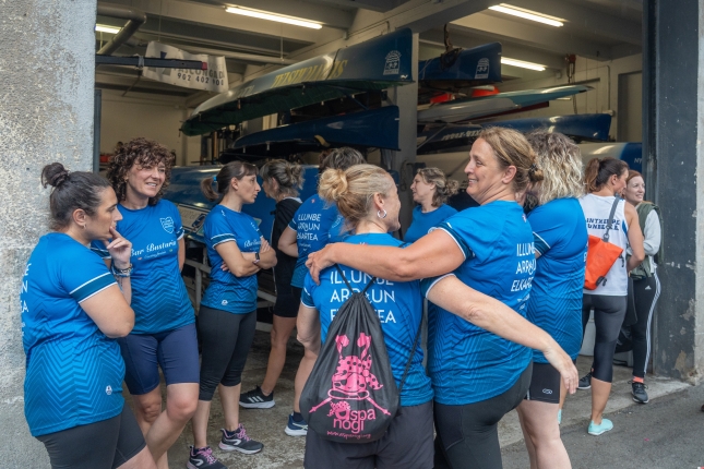 (ID_15109494) (Andoni Canellada/@FOKU) 2025-07-02, Donostia. Emakumez osatutako talde bat sortu zuten Trintxerpeko Illunbe arraun e...